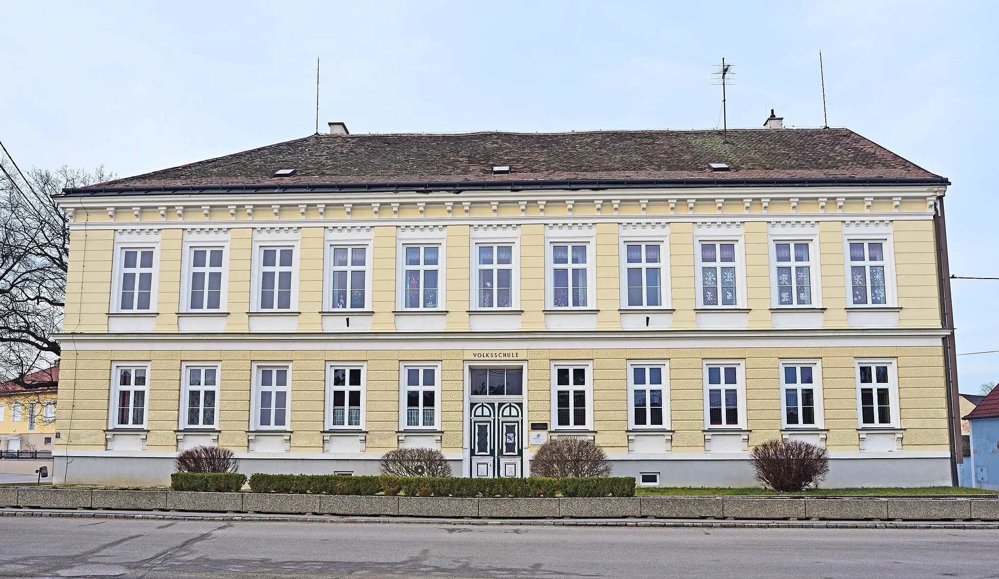 Photo showing: Elementary school at Seefeld-Kadolz, Lower Austria, Austria