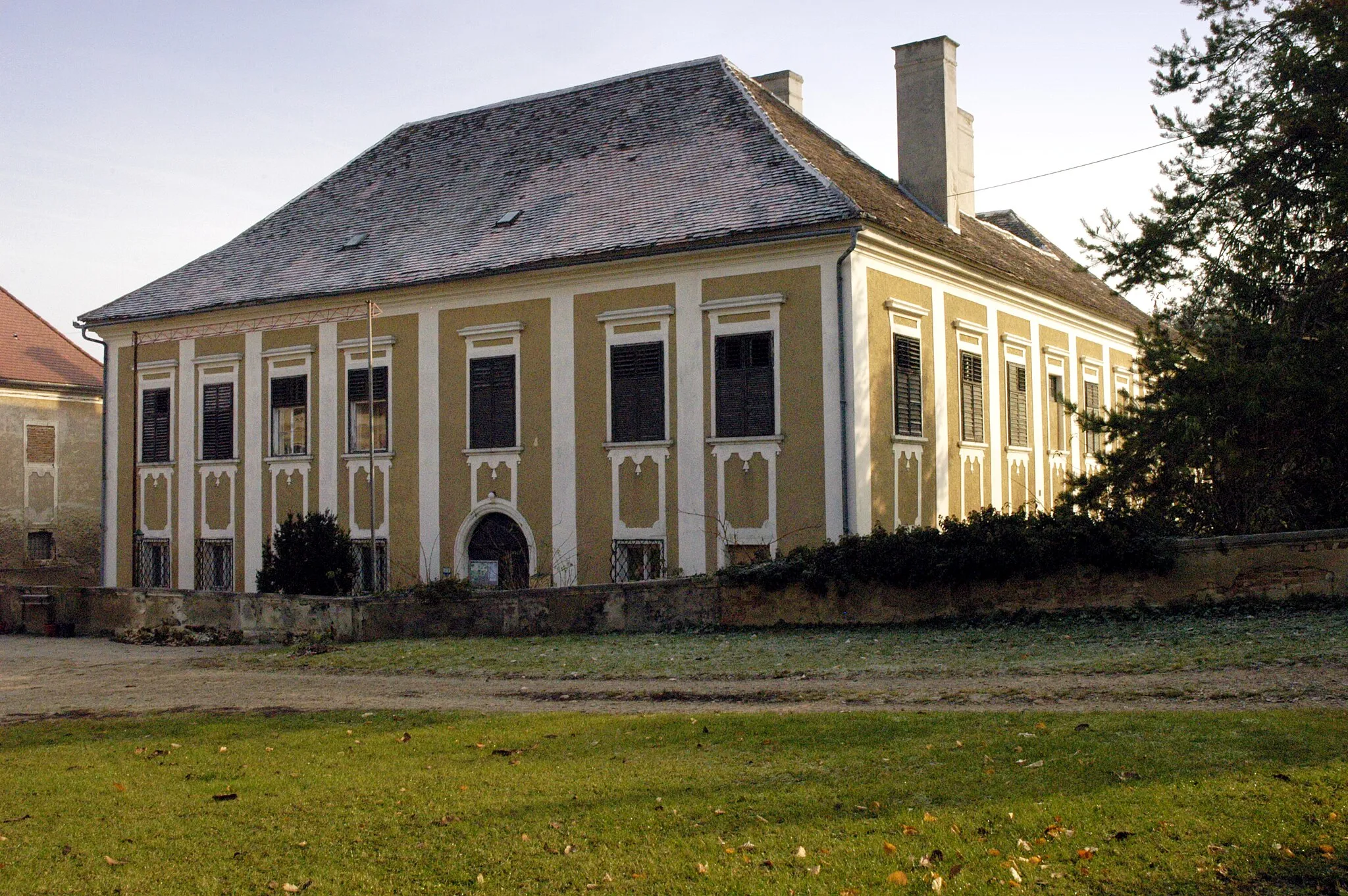 Photo showing: ehemaliges Wasserschloss, heute Pfarrhof in Unterdürnbach, Gemeinde Maissau