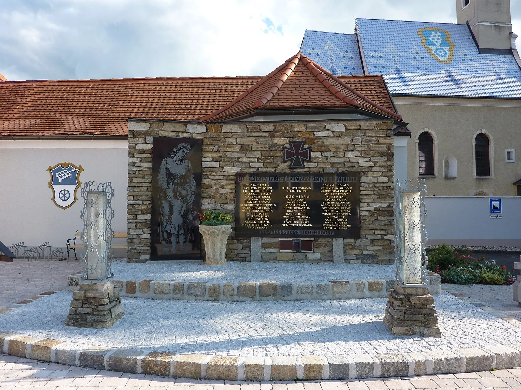 Photo showing: Kriegerdenkmal, Rodingersdorf, Sigmundsherberg, Niederösterreich - im Hintergrund die Filialkirche Rodingersdorf

This media shows the protected monument with the number 55522 in Austria. (Commons, de, Wikidata)