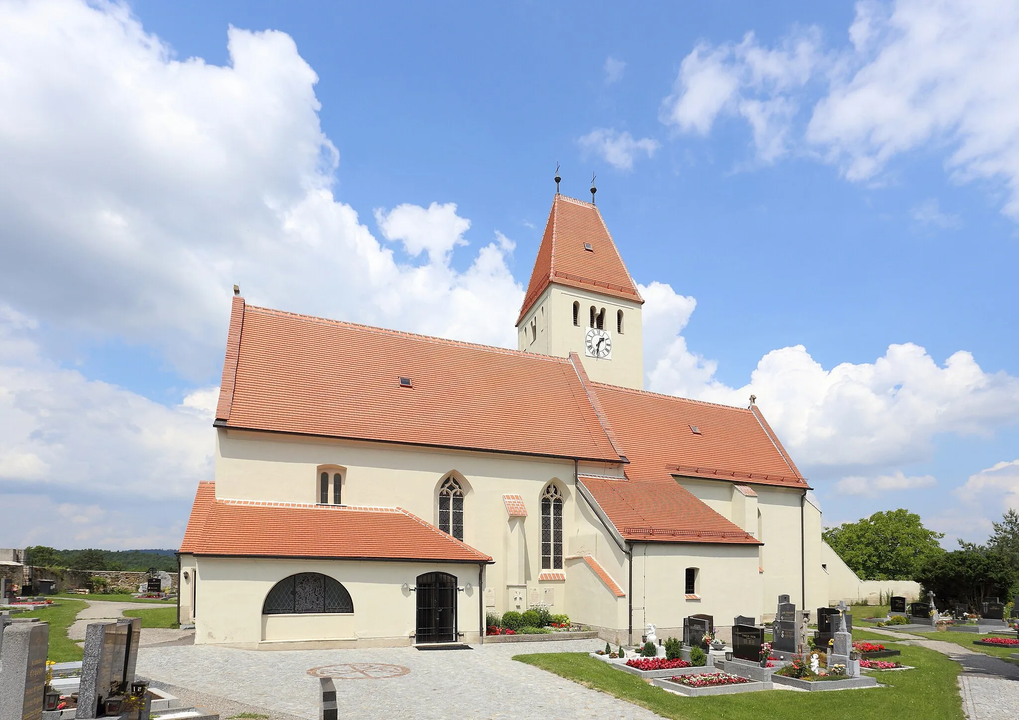 Photo showing: Südansicht der katholischen Pfarrkirche hl. Martin in Neukirchen an der Wild, ein Ortsteil der niederösterreichischen Gemeinde Brunn an der Wild.