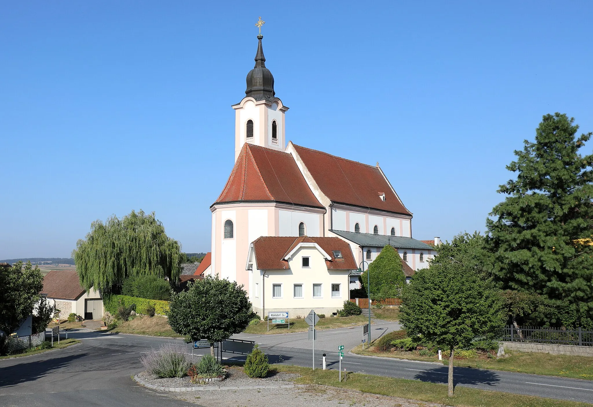 Photo showing: Ostansicht der röm.-kath. Pfarrkirche hl. Maria in St. Marein, ein Ortsteil der niederösterreichischen Gemeinde Brunn an der Wild. Die ehemalige Wallfahrtskirche ist ein basilikaler Barockbau, der südseitig über gotischen Grundmauern errichtet wurde.