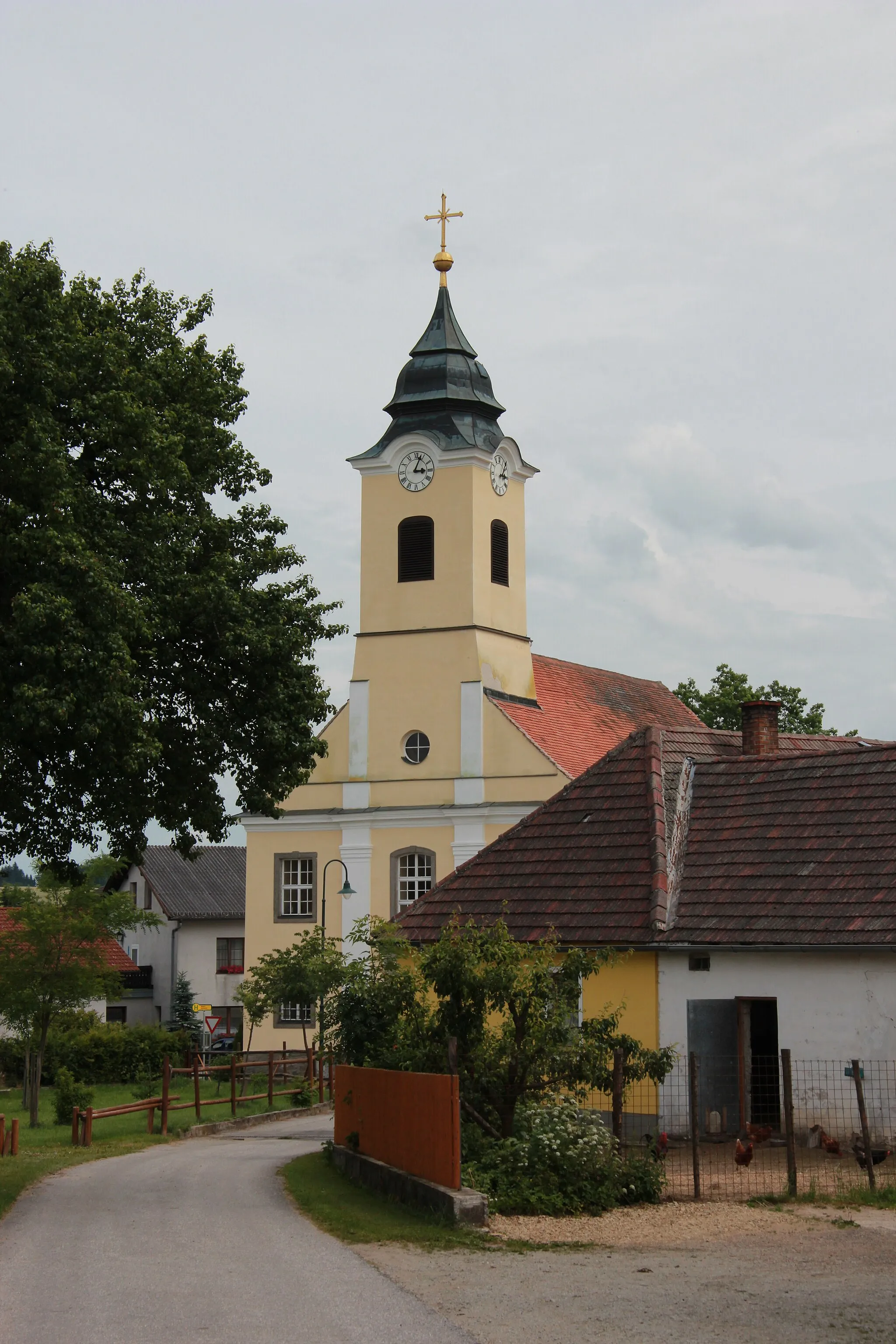 Photo showing: Gemeindeamt und katholische Pfarrkirche in Reingers im niederösterreichischen Waldviertel