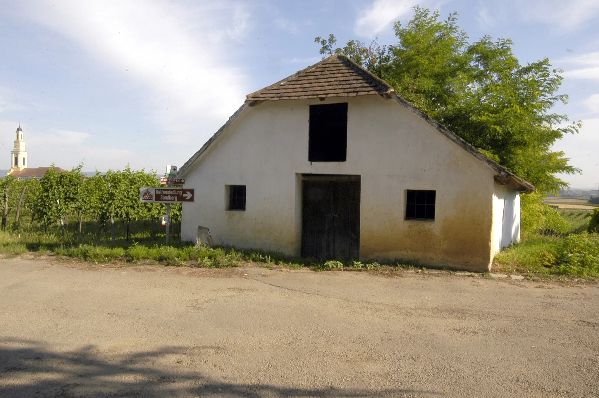 Photo showing: Blick von der Leithen-Kellergasse in Platt, Gemeinde Zellerndorf, Niederösterreich zur Pfarrkirche von Platt