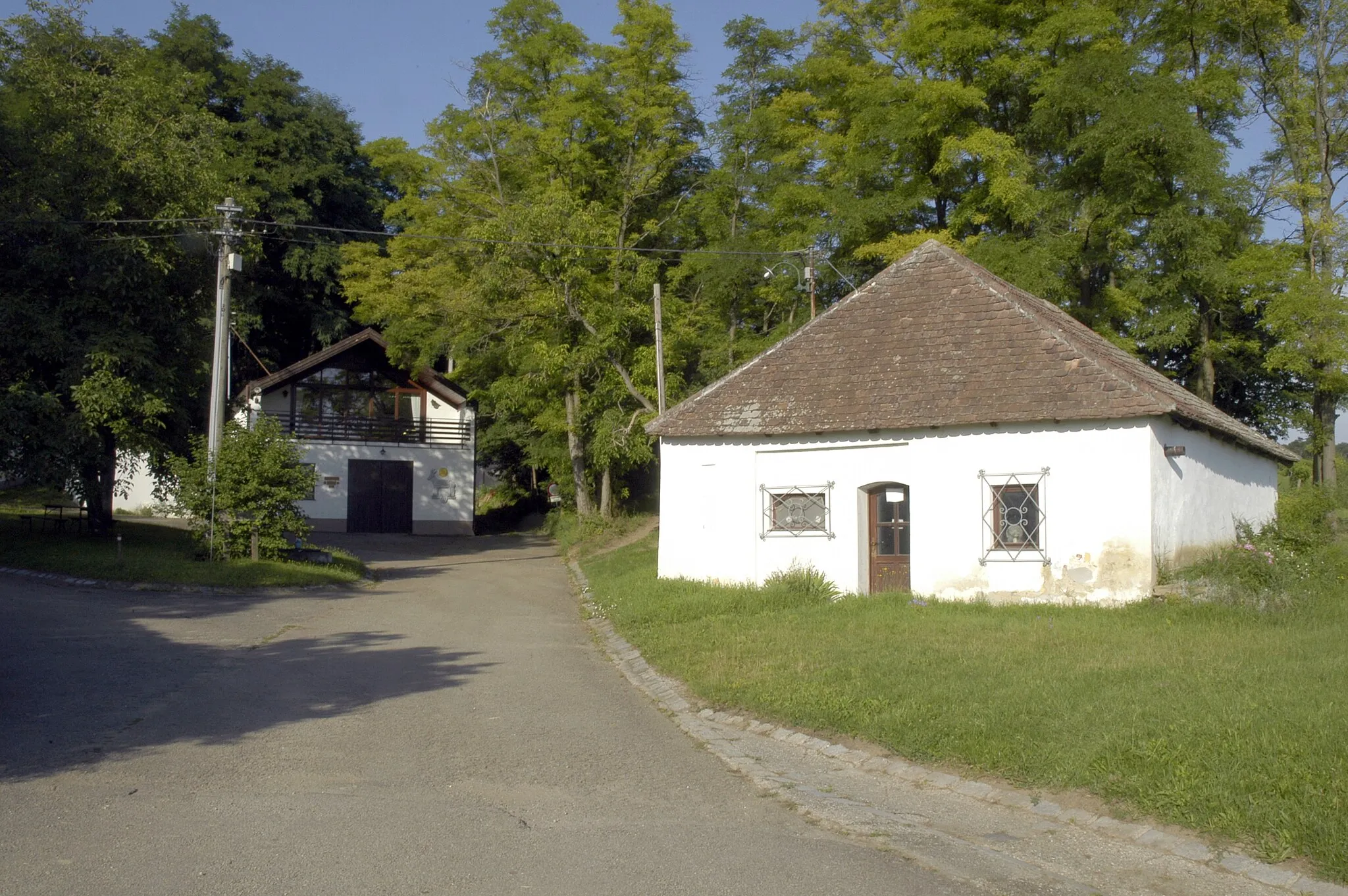 Photo showing: Objekte in der Nusswald-Kellergasse in Platt, Gemeinde Zellerndorf, Niederösterreich