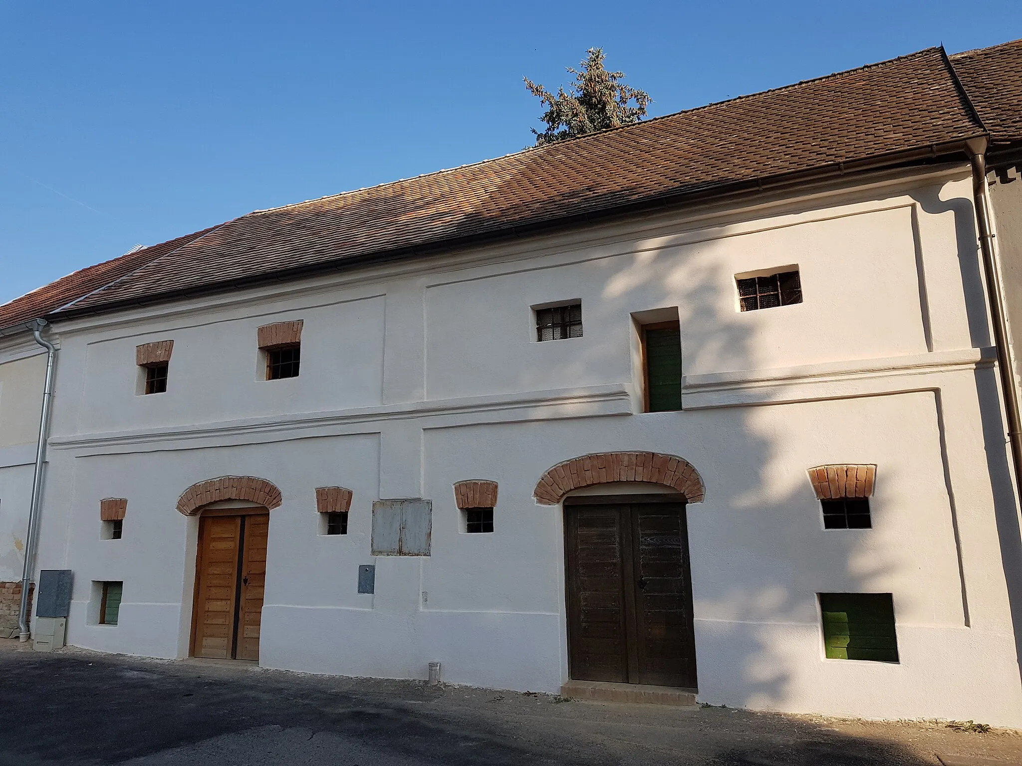 Photo showing: Zwei Keller in der Kellergasse "Trift" in Eichenbrunn, Bezirk Mistelbach in Niederösterreich