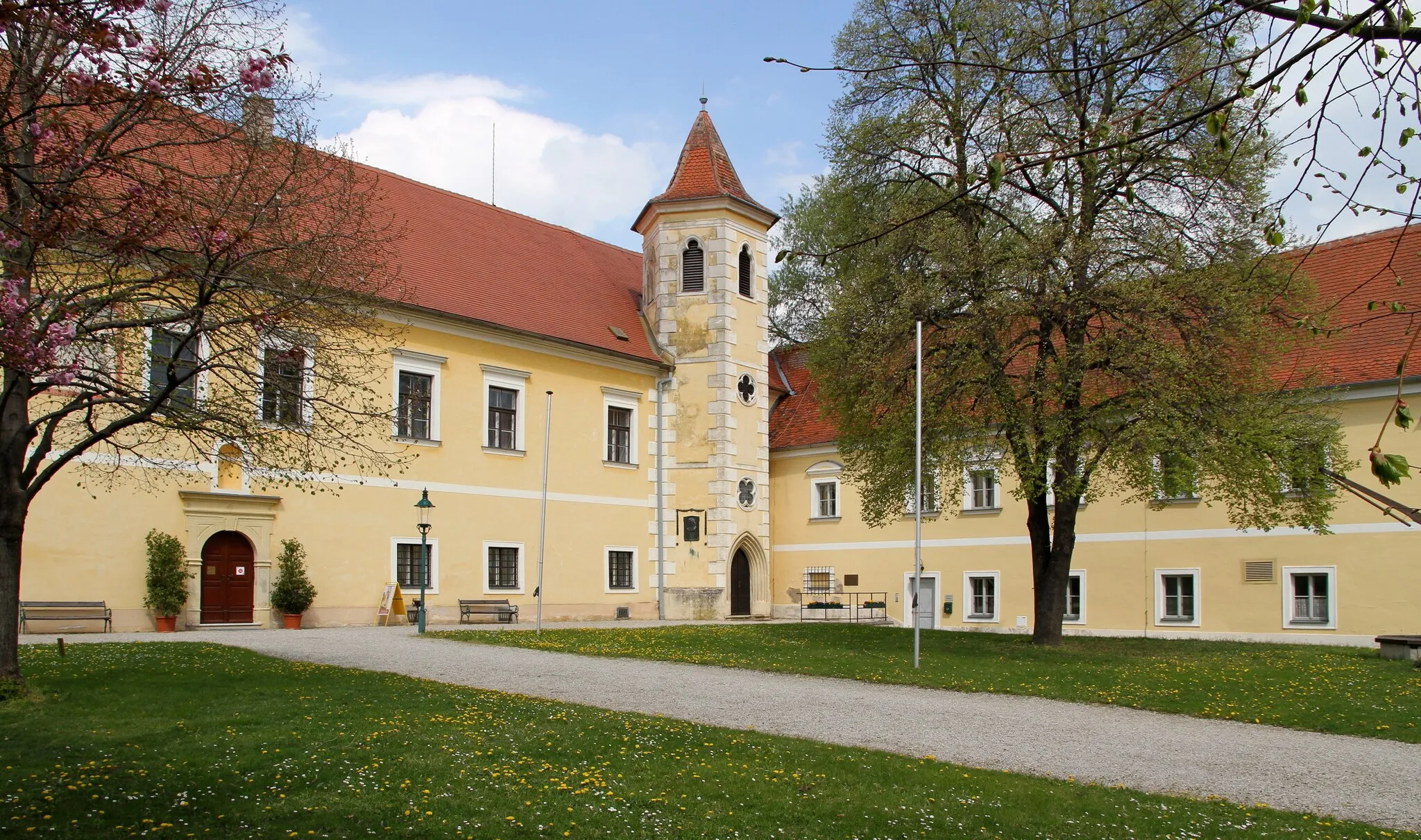 Photo showing: Schloss Atzenbrugg in der niederösterreichischen Marktgemeinde Atzenbrugg. Im Schloss wohnte und komponierte während einiger sommerlicher Aufenthalte Franz Schubert.