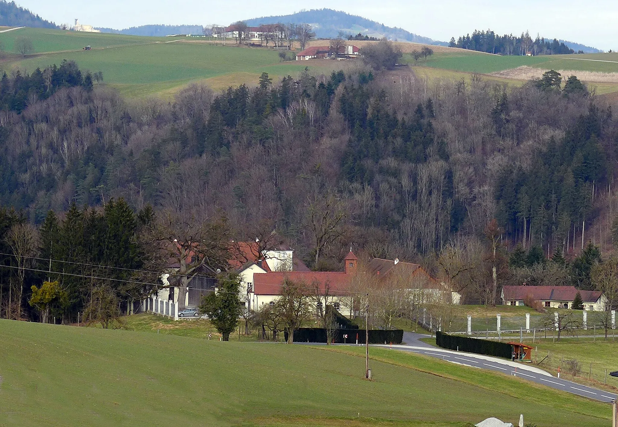 Photo showing: Schlossanlage Innernstein bei Münzbach im Mühlviertel in Oberösterreich (Austria). Ansicht von Süden. Das eigentliche Schloss ist grossteils verdeckt von den Wirtschaftsgebäuden im Vordergrund.