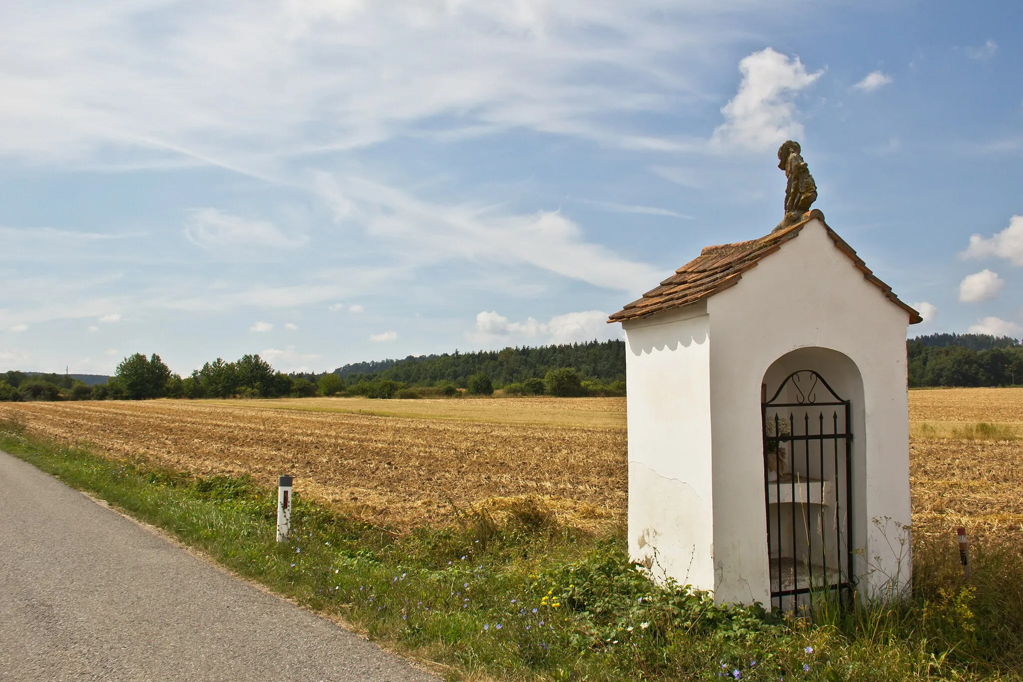 Photo showing: Die korbbogig geöffnete Flur- und Wegkapelle mit fragmentierter Figur des heiligen Rochus liegt nordwestlich des Ortes und stammt aus der zweiten Hälfte des 18. Jahrhunderts.