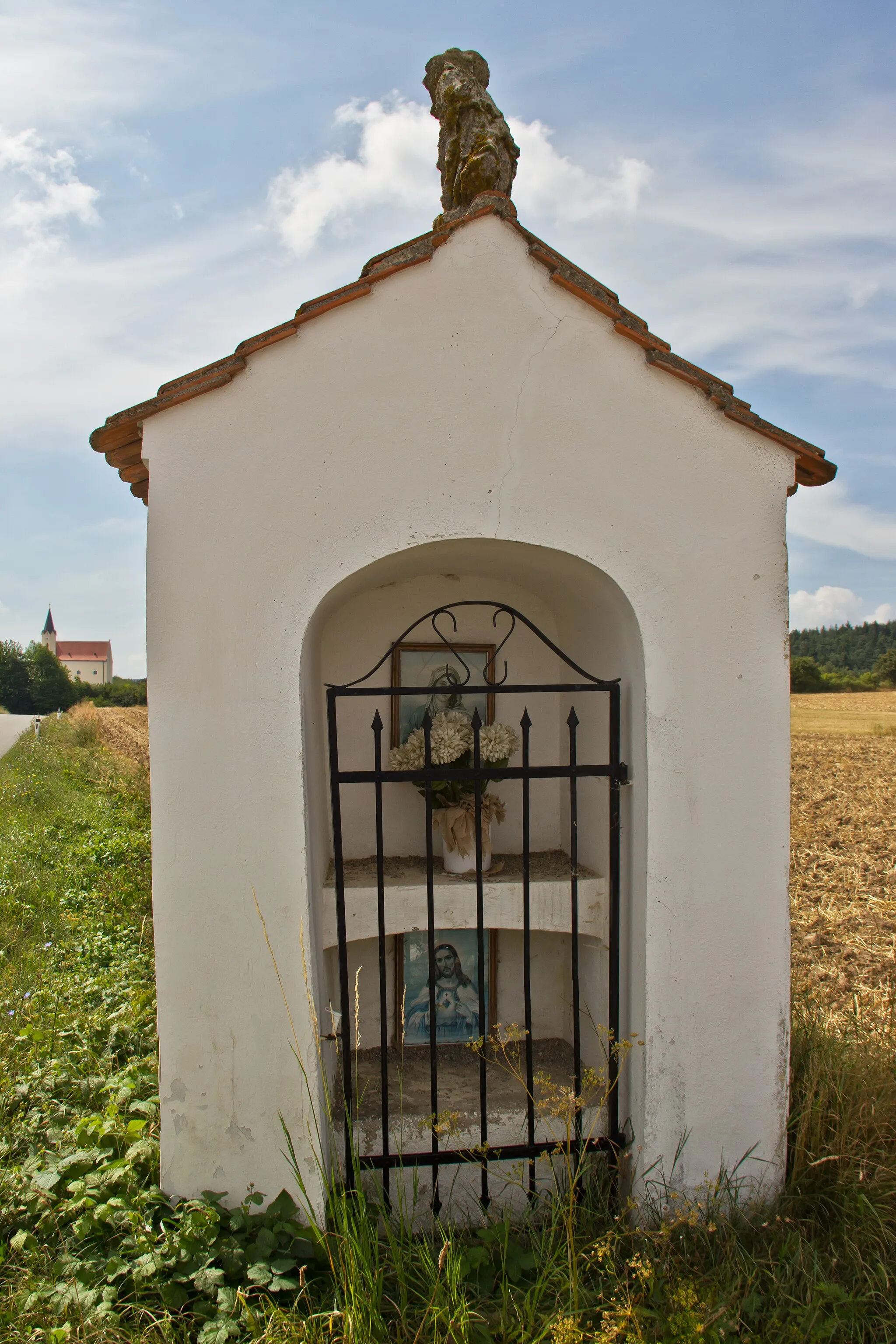 Photo showing: Die korbbogig geöffnete Flur- und Wegkapelle mit fragmentierter Figur des heiligen Rochus liegt nordwestlich des Ortes und stammt aus der zweiten Hälfte des 18. Jahrhunderts.