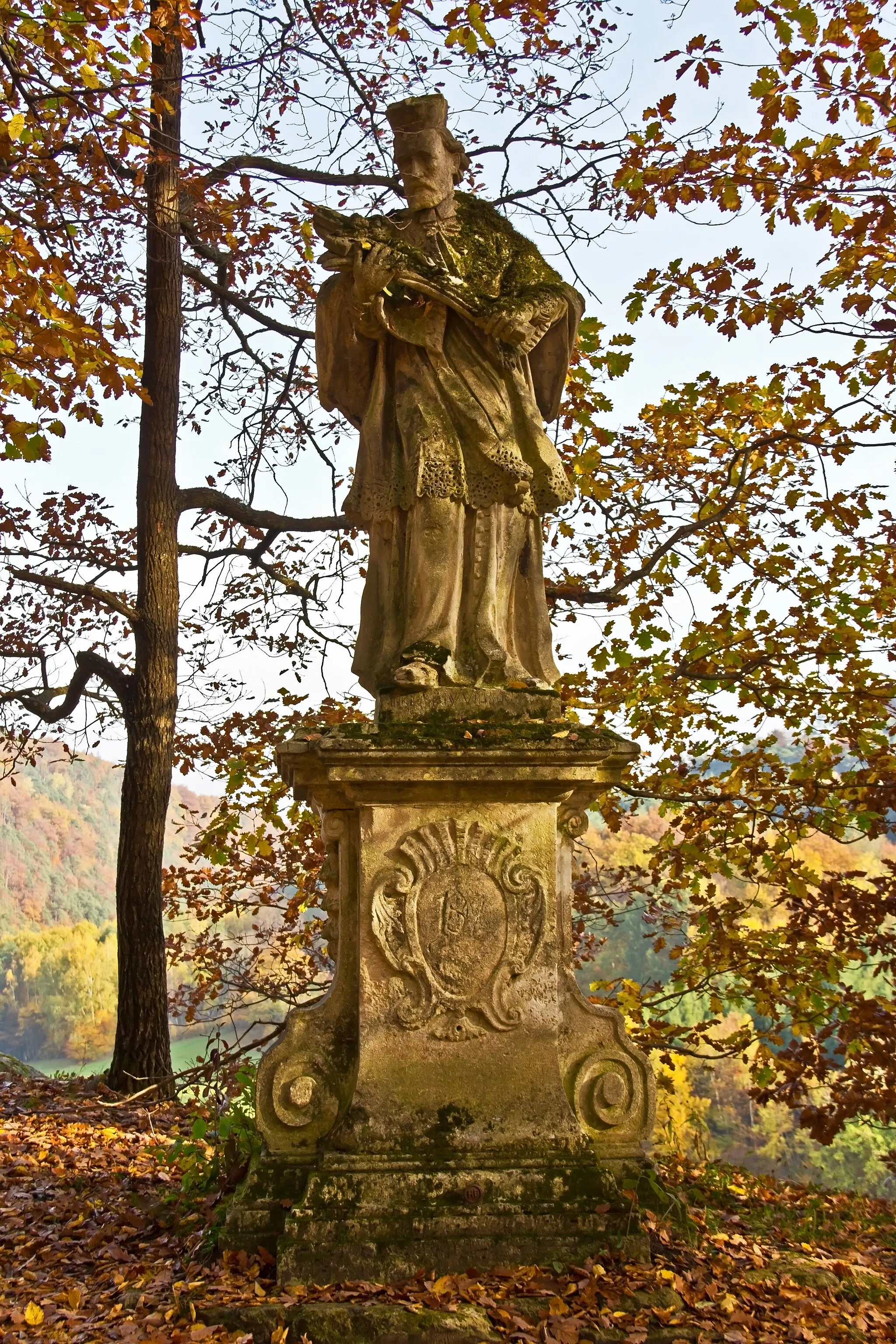 Photo showing: Bei der Völkerwand (einem Steilabfall zum Kamp) in der Näher der Reithmühle bei Fuglau steht ein Figurenbildstock des hl. Johannes Nepomuk aus der Mitte des 18. Jahrhunderts.