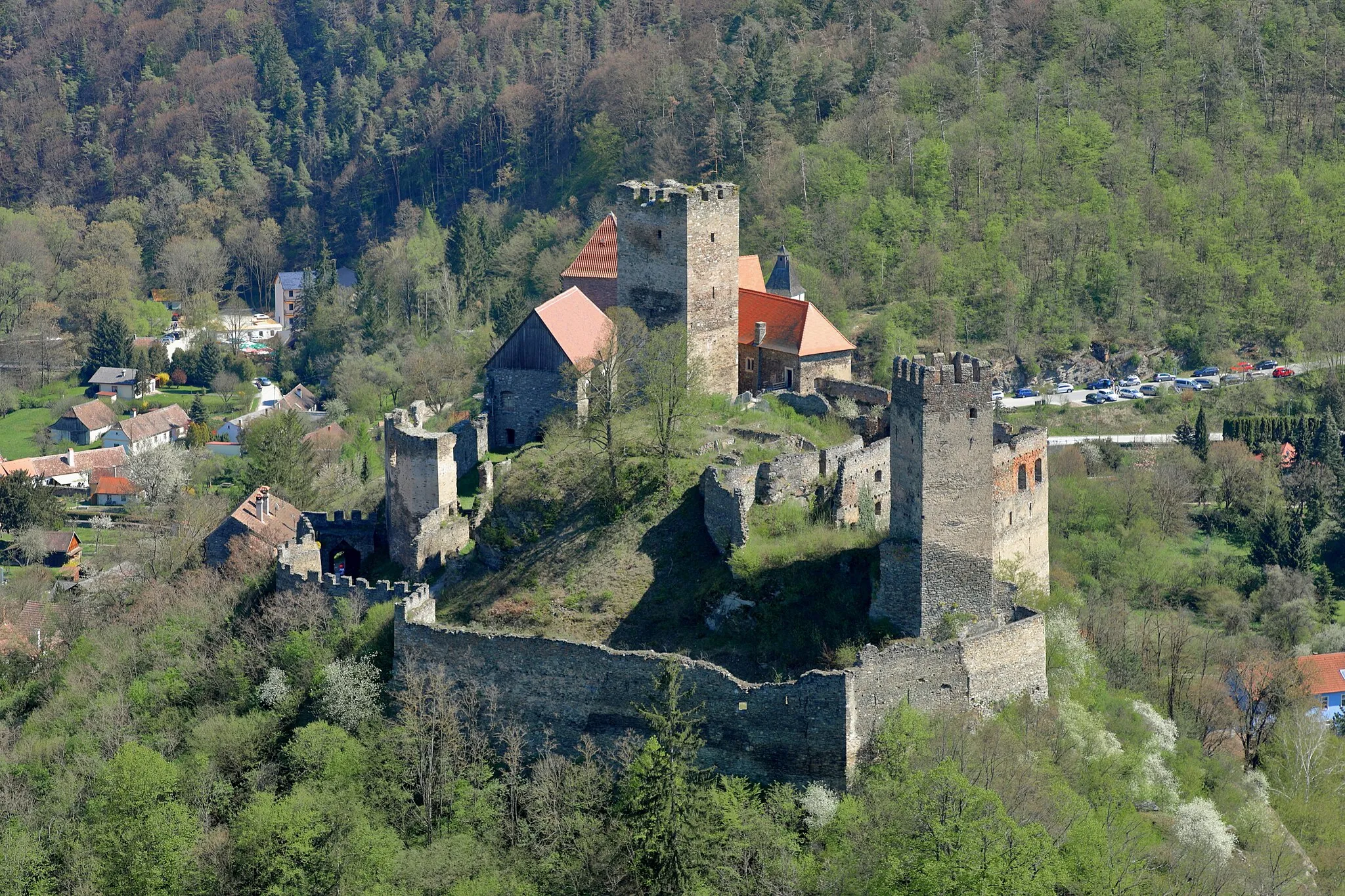 Photo showing: Nordwestansicht der Burg in der niederösterreichischen Stadt Hardegg. Eine ausgedehnte vielteilige mittelalterliche Anlage mit hochaufragendem Burgfried. Die Burg wurde vermutlich um die 11./12. Jahrhundertwende errichtet und nach einem Brand im Jahr 1506 erfolgte ein Umbau. Nach einem Erdbeben 1754 Verfall zu einer Ruine. Ab 1878 bis Anfang des 20. Jahrhundert wurde die Burg instandgesetzt und teilweise wieder aufgebaut.