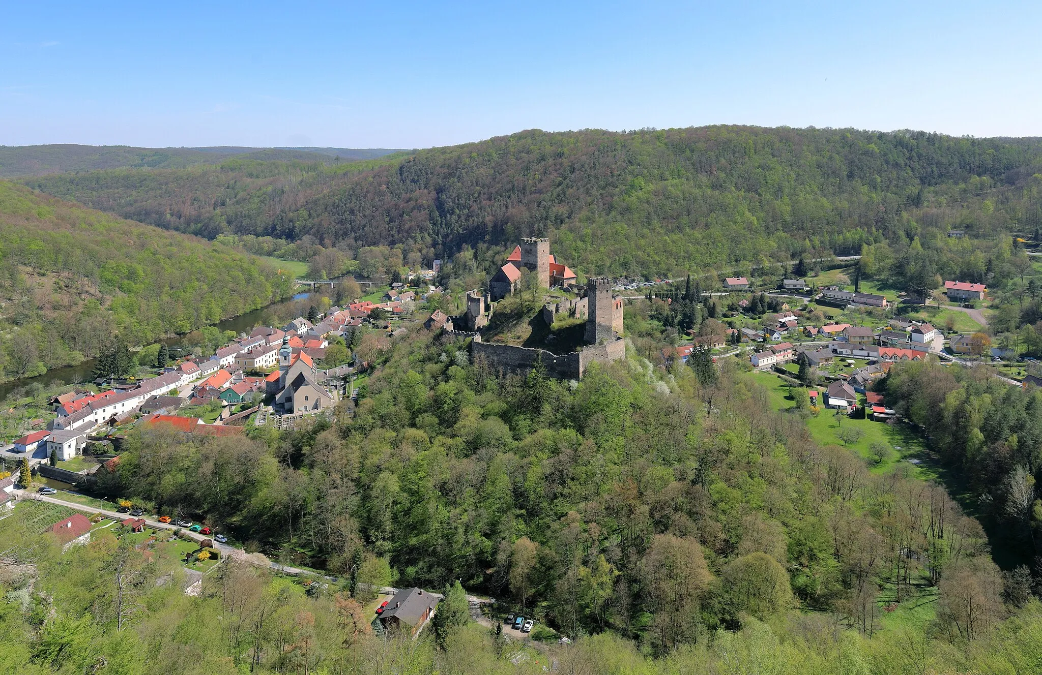 Photo showing: Nordwestansicht der niederösterreichischen Stadt Hardegg. Im Bildzentrum auf einem Felskegel die Burg Hardegg und ganz links die Thaya.