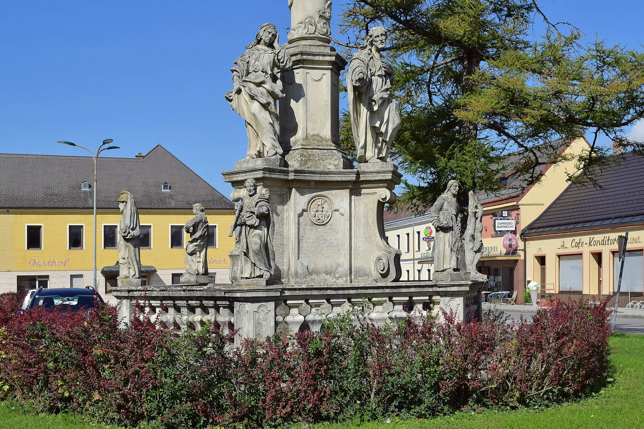 Photo showing: Die Mariensäule am Hauptplatz in Stronsdorf wurde 1866 errichtet.