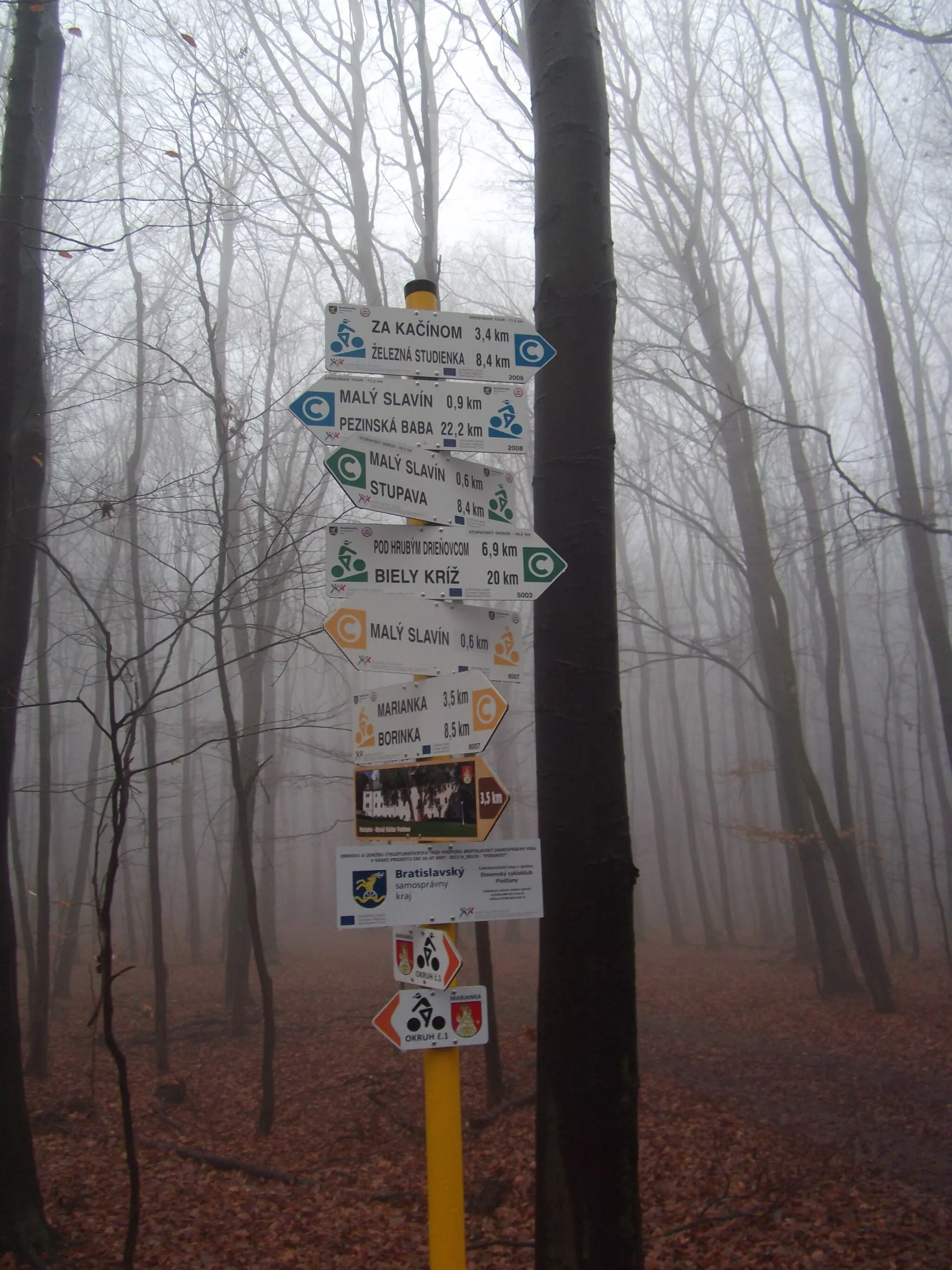 Photo showing: Rázcestie cykloturistických trás na Malinskom vrchu.