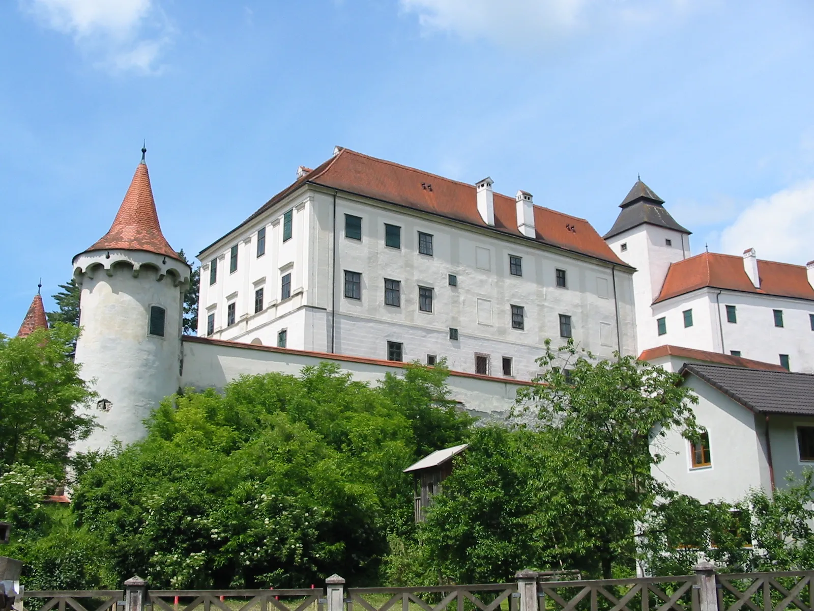 Photo showing: Südöstliche Seite von Schloss Seisenegg.