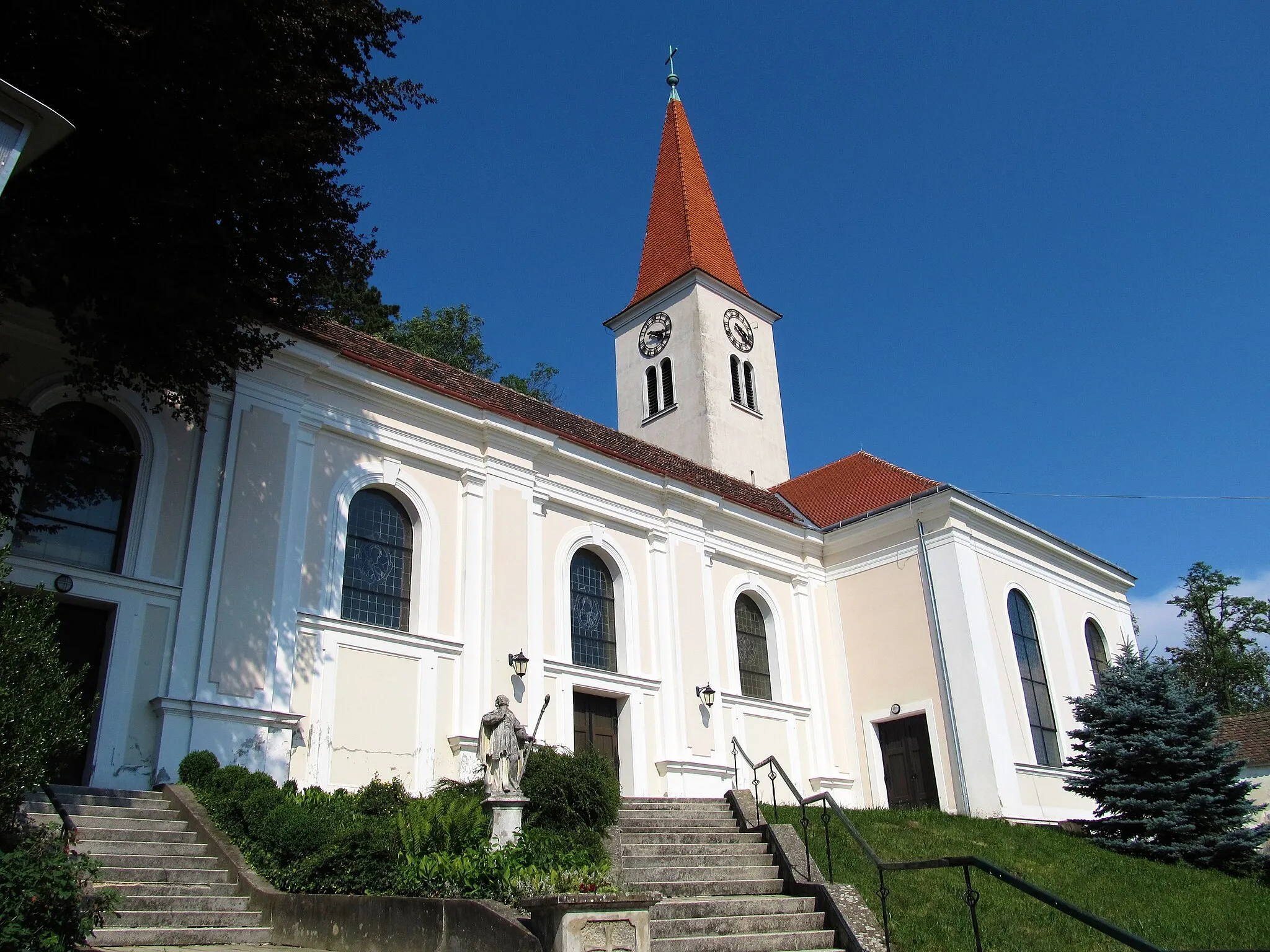 Photo showing: Königsbrunn am Wagram - Pfarrkirche hl. Johannes d. Täufer