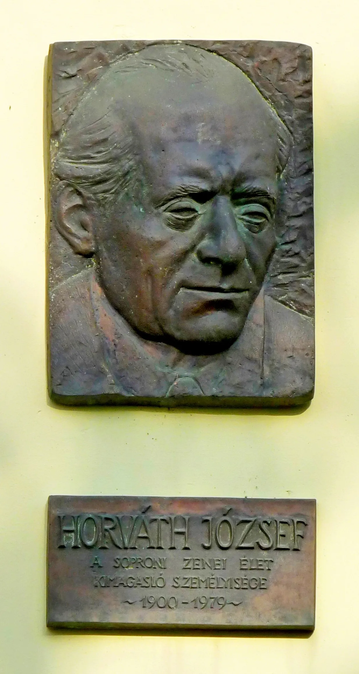 Photo showing: Commemorative plaque to Mr. József Horváth (1900-1979) Hungarian music teacher and principal, head of the symphony orchestra of Sopron. It is affixed at the entrance to the art school that bears his name. (Sopron, Szélmalom Street Nr 17)