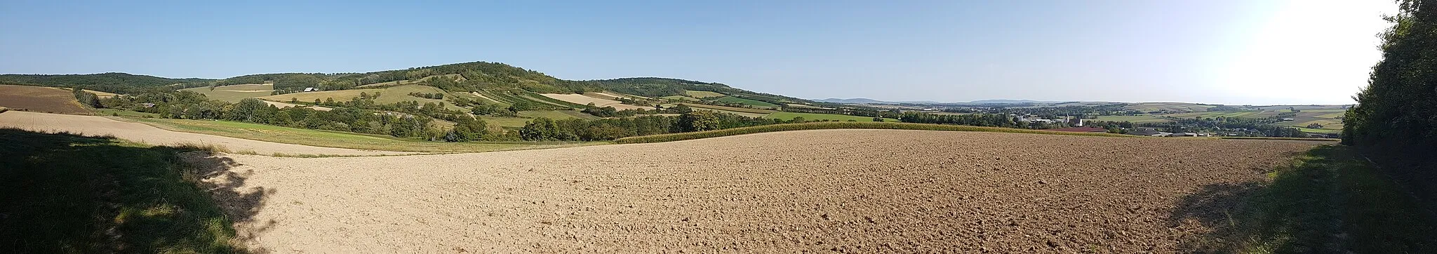 Photo showing: Blick vom Rand des Glasweiner Walds nordwestlich von Großstelzendorf Richtung Hochberg, Hundsberg, Waschberg, Wiener Pforte, Göllersdorf und Großstelzendorf