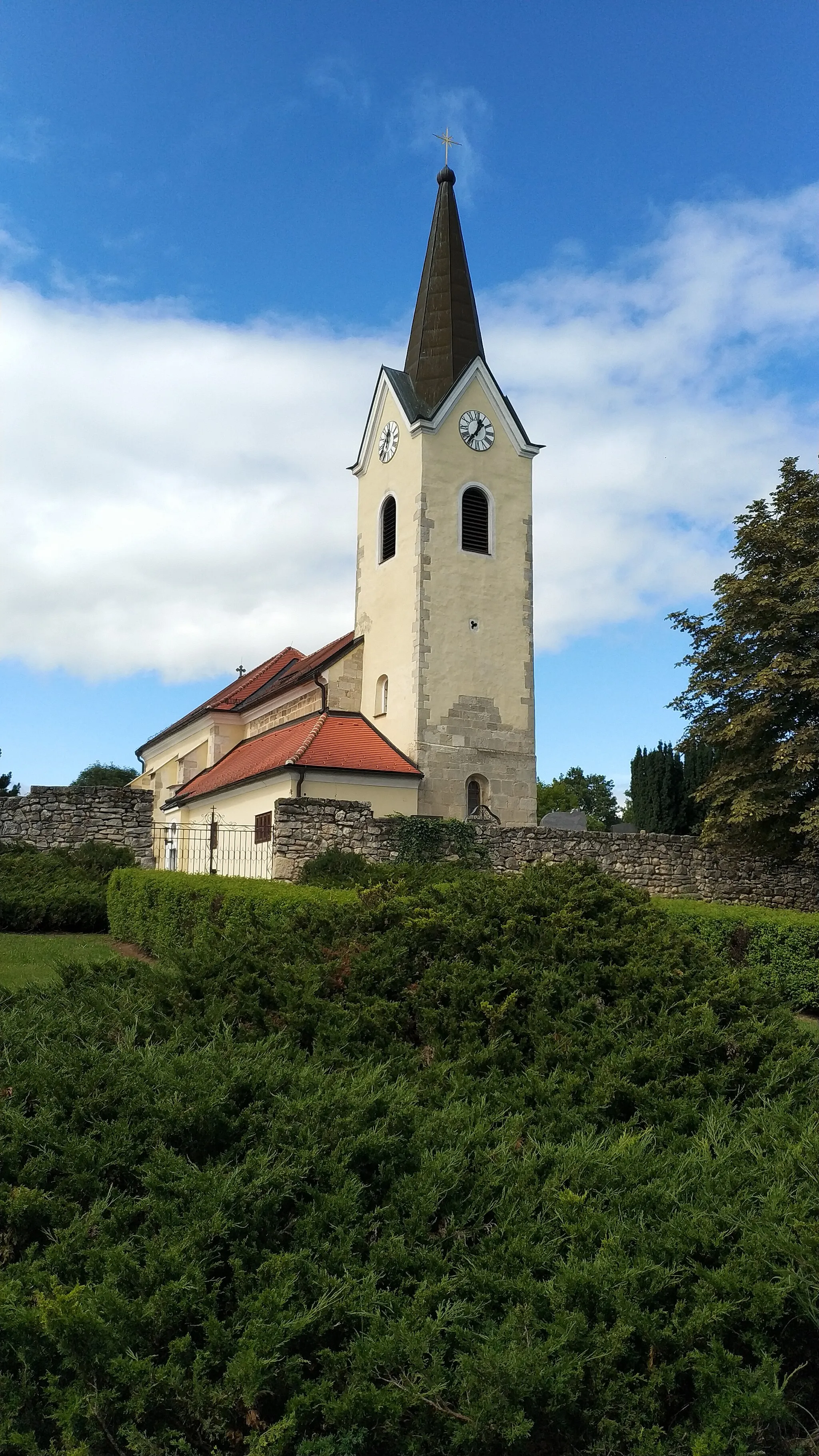 Photo showing: Arbesthal Pfarrkirche Johannes der Taeufer (church building in Lower Austria, Austria)