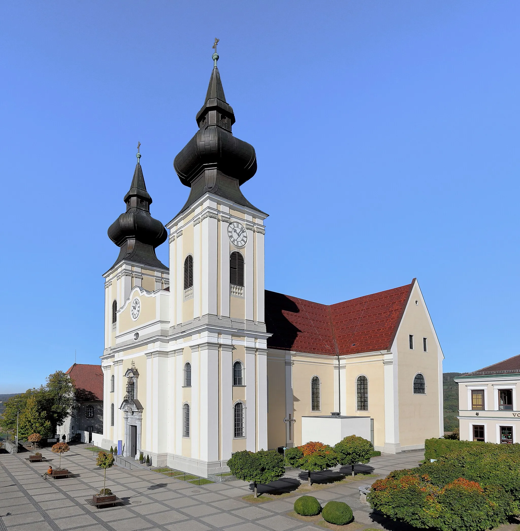 Photo showing: Ostsüdostansicht der Wallfahrtskirche Maria Taferl in der niederösterreichischen Marktgemeinde Maria Taferl. Die Wallfahrtskirche wurde ab 1660 errichtet und 1724 geweiht. Ab 2004 fand eine Generalsanierung in Etappen statt, die im Herbst 2018 abgeschlossen wurde.