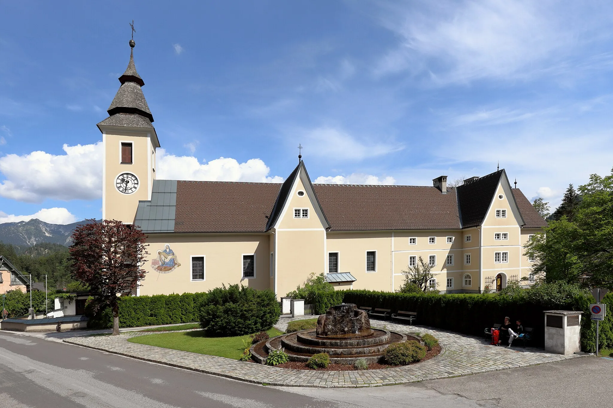 Photo showing: Südansicht der röm.-kath. Pfarrkirche hl. Barbara mit dem angebauten Pfarrhof in der steiermärkischen Gemeinde Wildalpen. Ursprünglich wurde in den 1670er Jahren eine Kapelle gebaut. 1727 erhielt Wildalpen einen eigenen Seelsorger (Pater Gallus Schröckenfux) und 1729 wurde Wildalpen offiziell zur Pfarre erhoben. Am 20. August 1728 erfolgte die Grundsteinlegung für die heutige Kirche, die am 7. Oktober 1731 geweiht wurde, inklusive Übertragung eines Gnadenbildes von der Thalkapelle in die Kirche. Die Kirche hat eine Länge von rd. 35 m. Weil ein etwa gleich langer Pfarrhof direkt ostseitig angebaut und mit einem gemeinsamen Dach verbunden ist, hat der Baukomplex ein stattliches Erscheinungsbild.