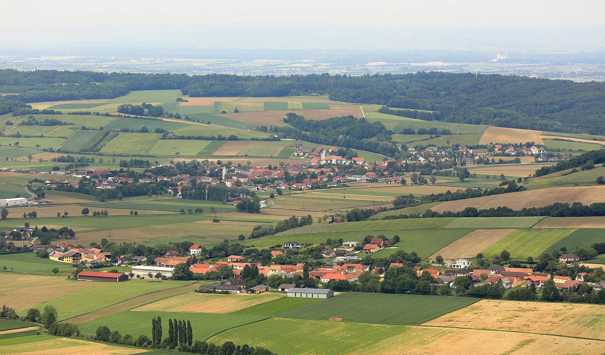 Photo showing: Blick von der Buchbergwarte Richtung Norden. In der Bildmitte Asperhofen und davor die Ortschaft Grabensee, ebenfalls zur  niederösterreichischen Marktgemeinde Asperhofen gehörend.