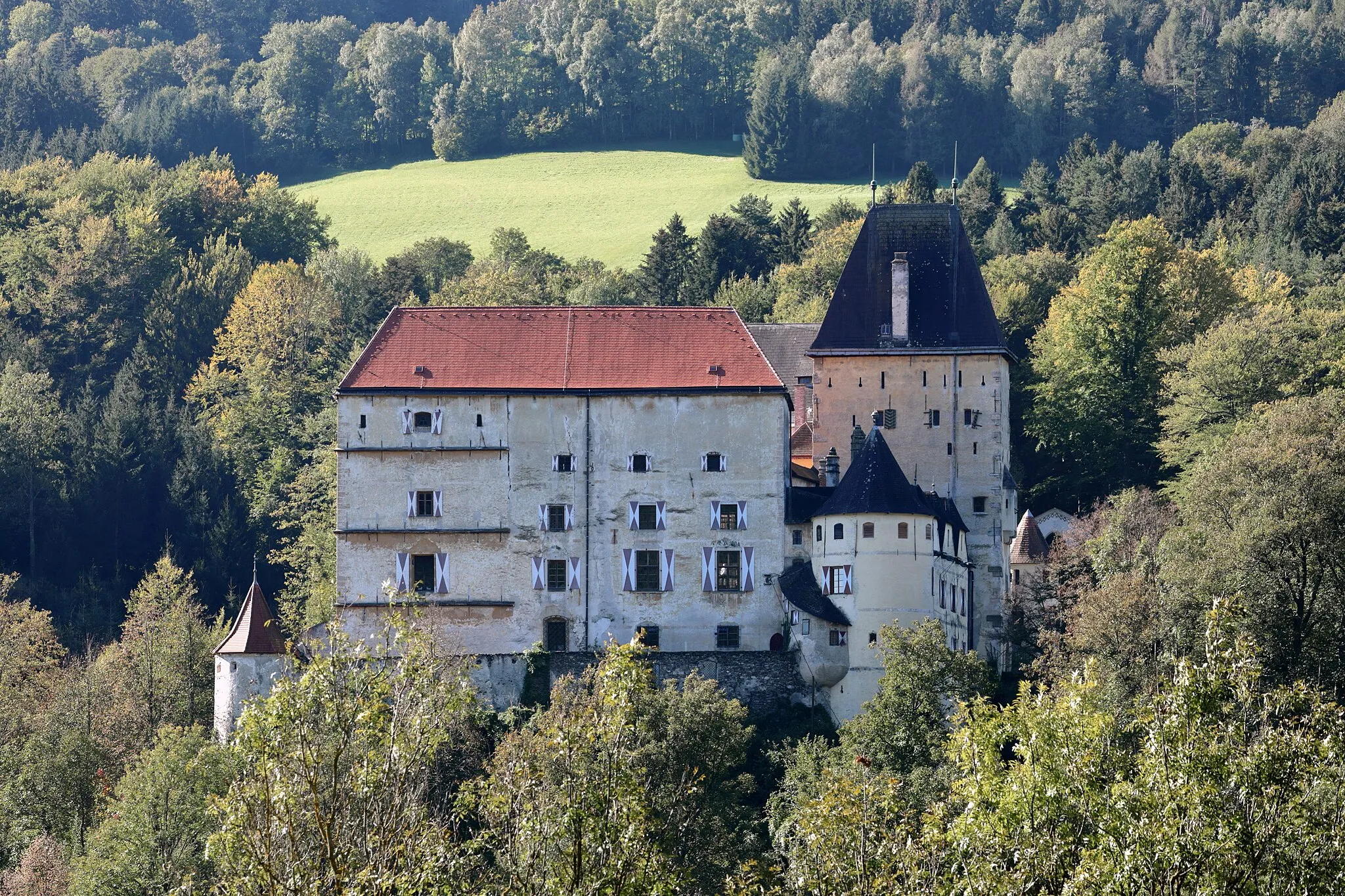 Photo showing: Nordansicht der Burg in der niederösterreichischen Gemeinde Feistritz am Wechsel. Die Burg, südöstlich über dem Ort gelegen, wurde vermutlich im 12. Jahrhundert errichtet. Um 1500 fand ein spätgotischer Umbau bzw. eine Erweiterung statt. Ein weiterer großzügiger Umbau erfolgte ab 1685. 1815 kam die Anlage in den Besitz von Josef Dietrich (1780–1855), Freiherr von Dietrichsberg,, der sie im Stil der Romantik erneuerte und ihr im Wesentlichen das heutige Erscheinungsbild gab, wobei der Torturm erst 1922/24 aufgestockt wurde.