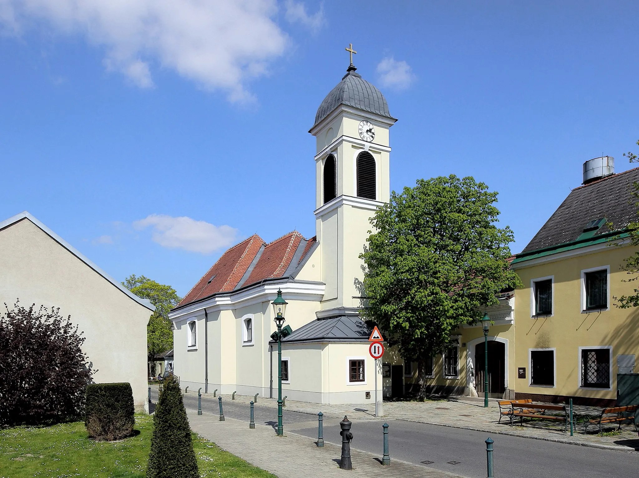 Photo showing: Die Pfarrkirche St. Karl Borromäus, auch Wallfahrtskirche Klein-Maria-Taferl bezeichnet, in Großjedlersdorf, ein Ortsteil im 21. Wiener Gemeindebezirk Floridsdorf. Die spätbarock-josephinische schlichte Saalkirche wurde nach dem Brand des hölzernen Vorgängerbaus 1748 erbaut und 1765 erweitert.