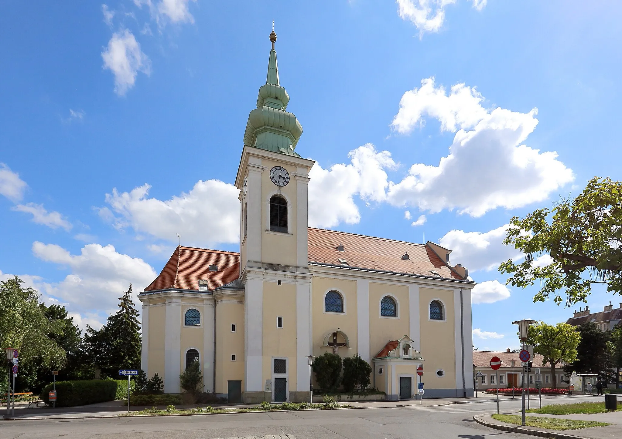 Photo showing: Katholische Pfarrkirche hl. Maria im Elend in Leopoldau, ein Ortsteil der österreichischen Hauptstadt Wien. Eine barocke Saalkirche mit teilweise gotischer Bausubstanz sowie einem halbeingestellten Nordturm.