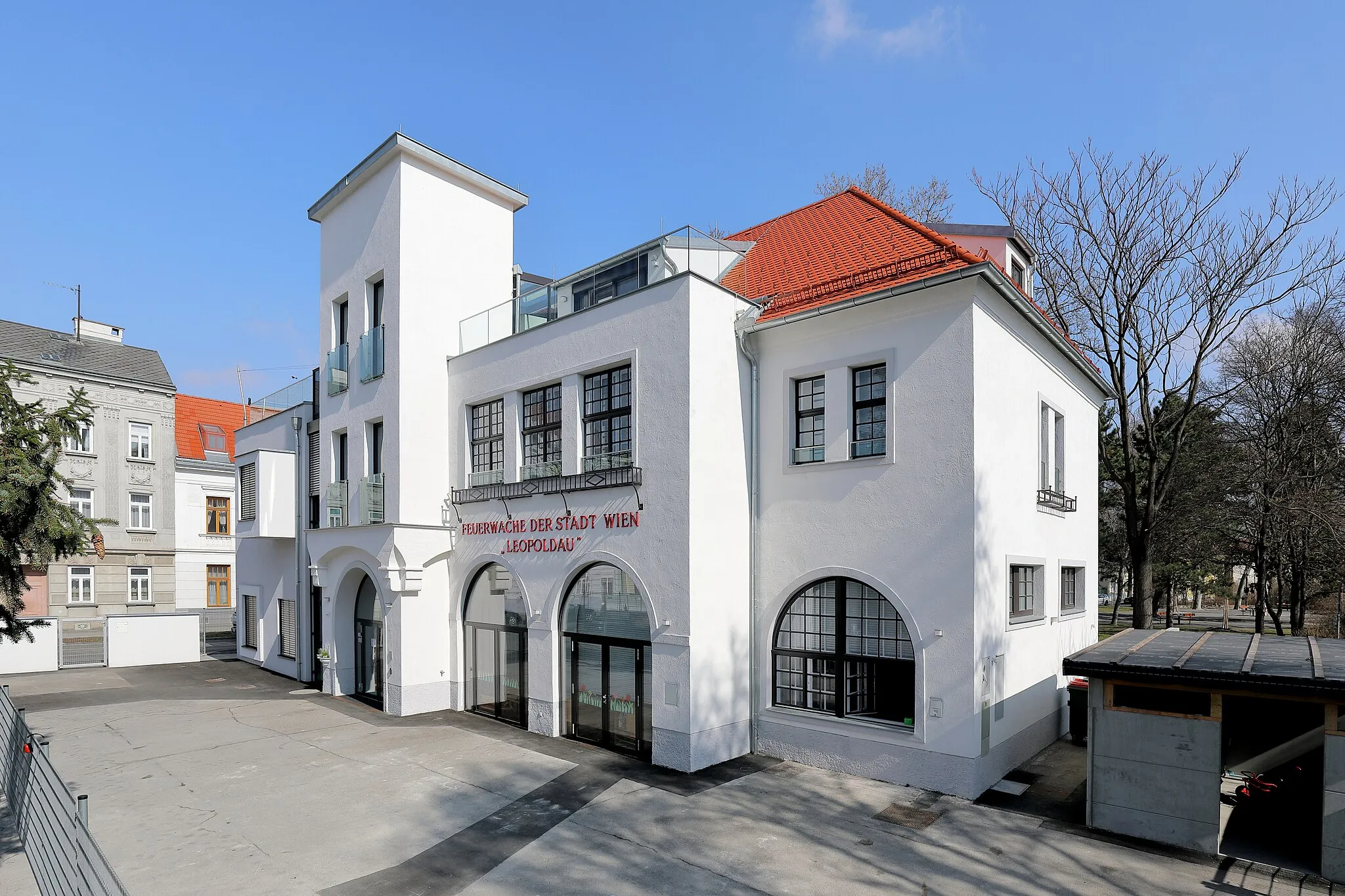 Photo showing: Die ehemalige Feuerwache in der Leopoldau, ein Bezirksteil des 21. Wiener Bezirkes Floridsdorf. Das denkmalgeschützte Gebäude wurde 1927 errichtet und 1996 durch die neue Hauptfeuerwache Floridsdorf in der Josef-Brazdovics-Straße ersetzt. 2016 wurde das Gebäude für einen Kindergarten adaptiert und nordseitig erweitert.