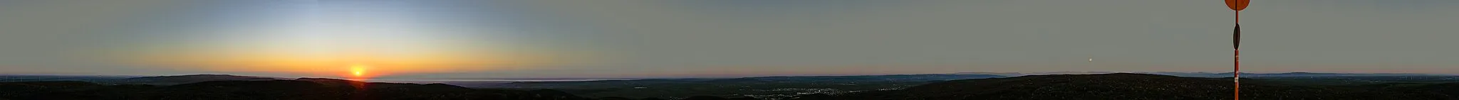 Photo showing: Buchkogel (Burgenland) Ein 360° Panorama beim Untergang des Vollmondes und Sonnenaufgang. Aufgenommen von der Aussichtswarte am Buchkogel