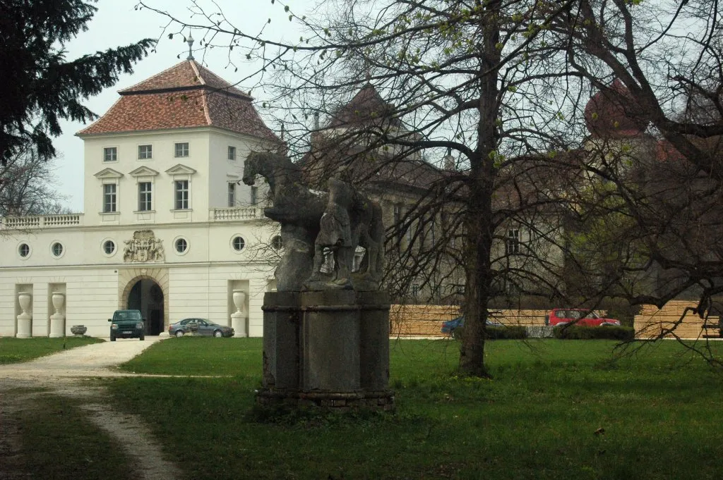 Photo showing: Castle Ernstbrunn, Lower Austria

This media shows the protected monument with the number 20766 in Austria. (Commons, de, Wikidata)