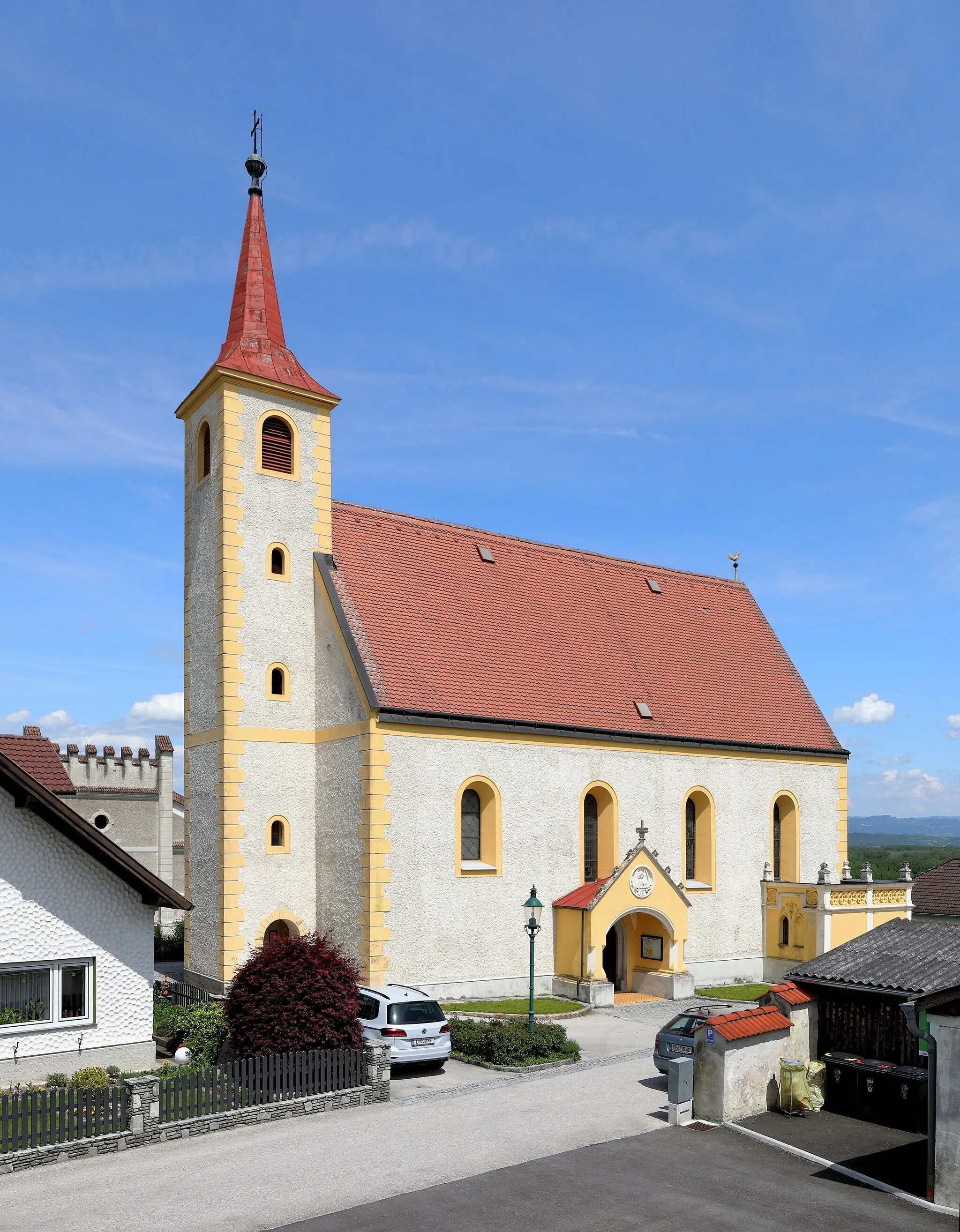 Photo showing: Südwestansicht der Filialkirche hl. Anna in Wallsee, ein Ortsteil der niederösterreichischen Marktgemeinde Wallsee-Sindelburg. Eine schlichte frühbarocke Saalkirche mit einem vorgestellten Westturm aus der zweiten Hälfte des 17. Jahrhunderts, die 1879 tw. in neugotischen Stil umgestaltet wurde.