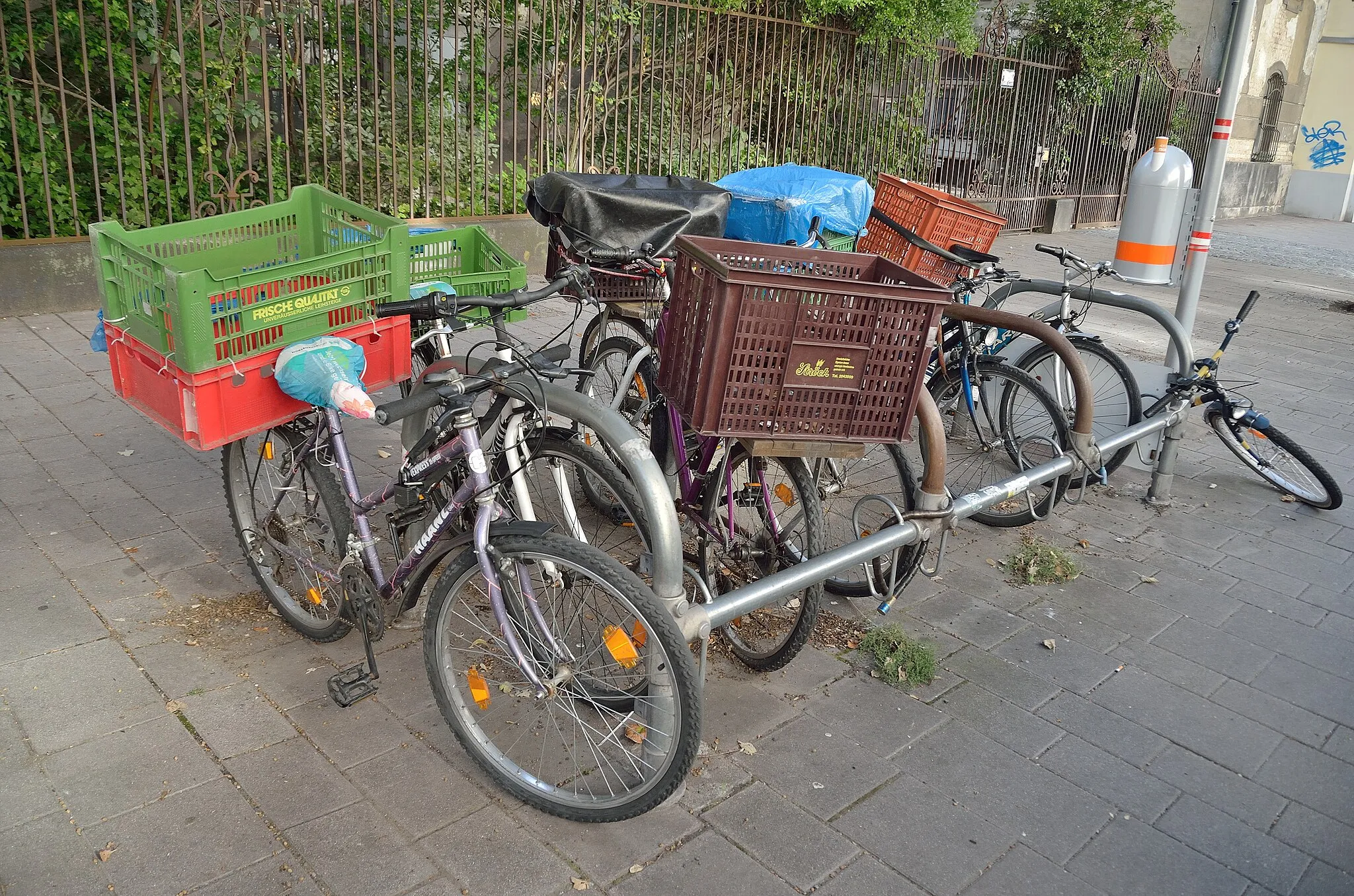 Photo showing: Die Lieferknechte der Nacht und des frühen Morgens ruhen von der Arbeit aus, während wir tagsüber keinen Abstellplatz für das Fahrrad finden. Fahrradabstellplatz in der Landstraßer Hauptstraße.