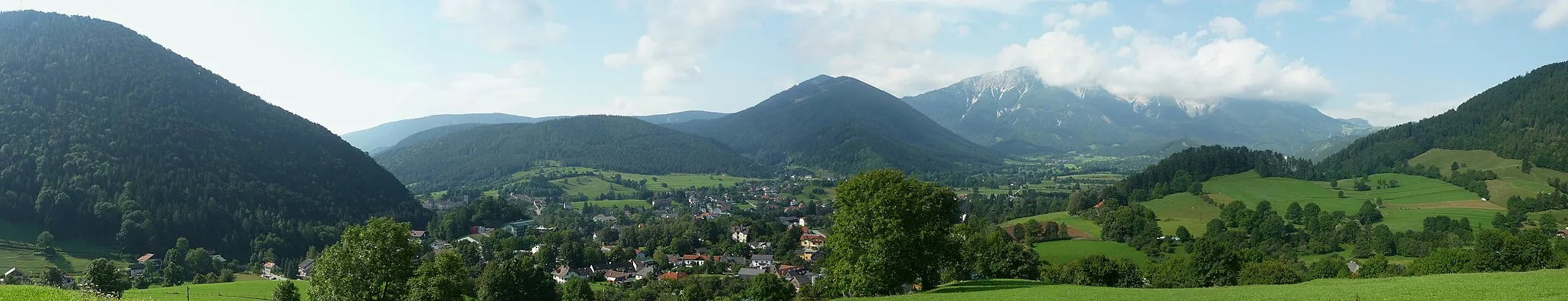 Photo showing: Eine Panoramabild von der Marktgemeinde Puchberg am Schneeberg in südlichen Niederösterreich. Berge: (von links nach rechts) Himberg, Buchberg, Hengst, Schneeberg, Haltberg. Die Häuser bilden den Gemeindeort Puchberg.