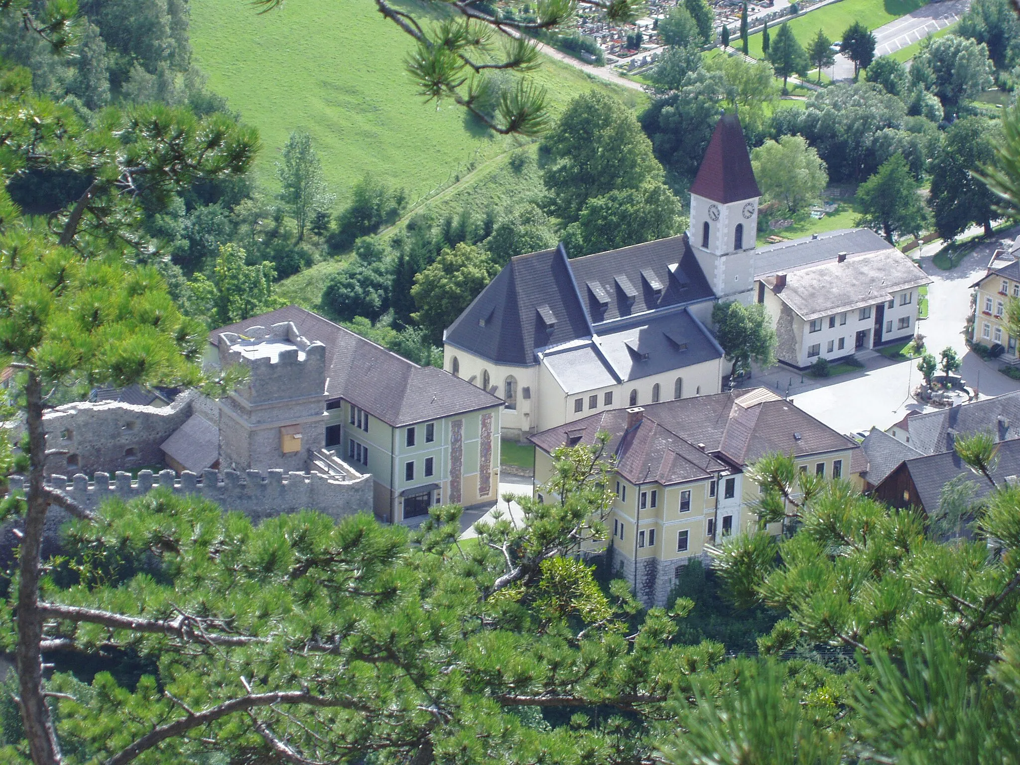 Photo showing: Der sogenannte "Burgberg" mit Schulen, Kirche und Ruine in Puchberg am Schneeberg