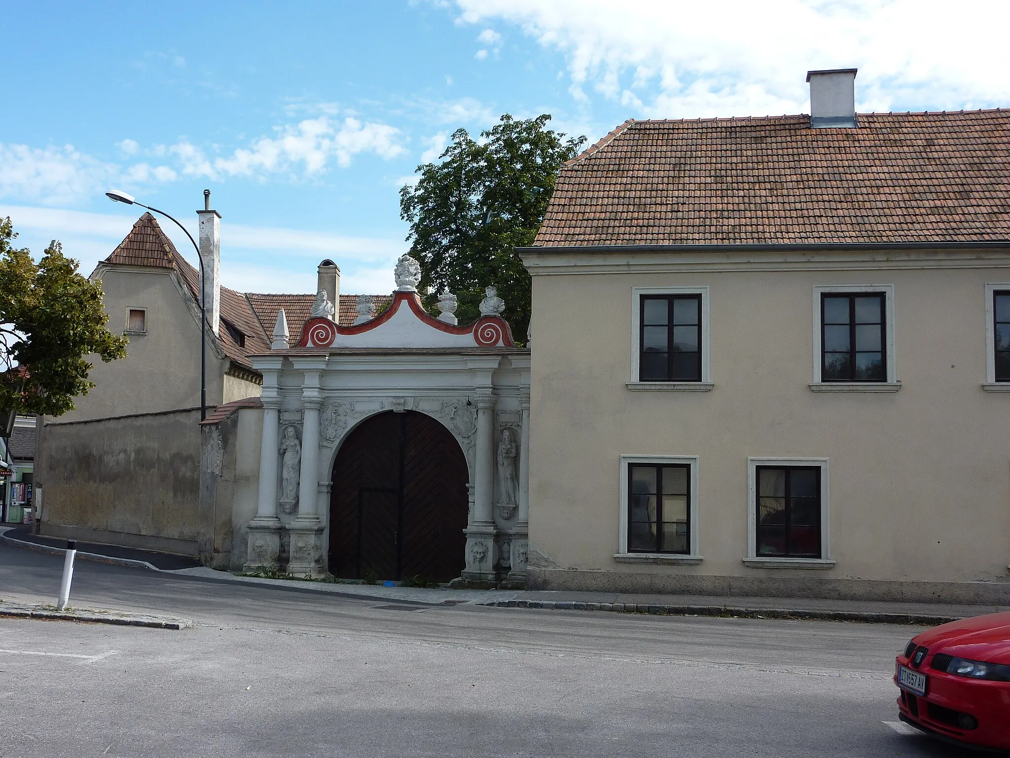 Photo showing: Janaburg, Südtirolerplatz 5, Mautern an der Donau, Niederösterreich

This media shows the protected monument with the number 85383 in Austria. (Commons, de, Wikidata)