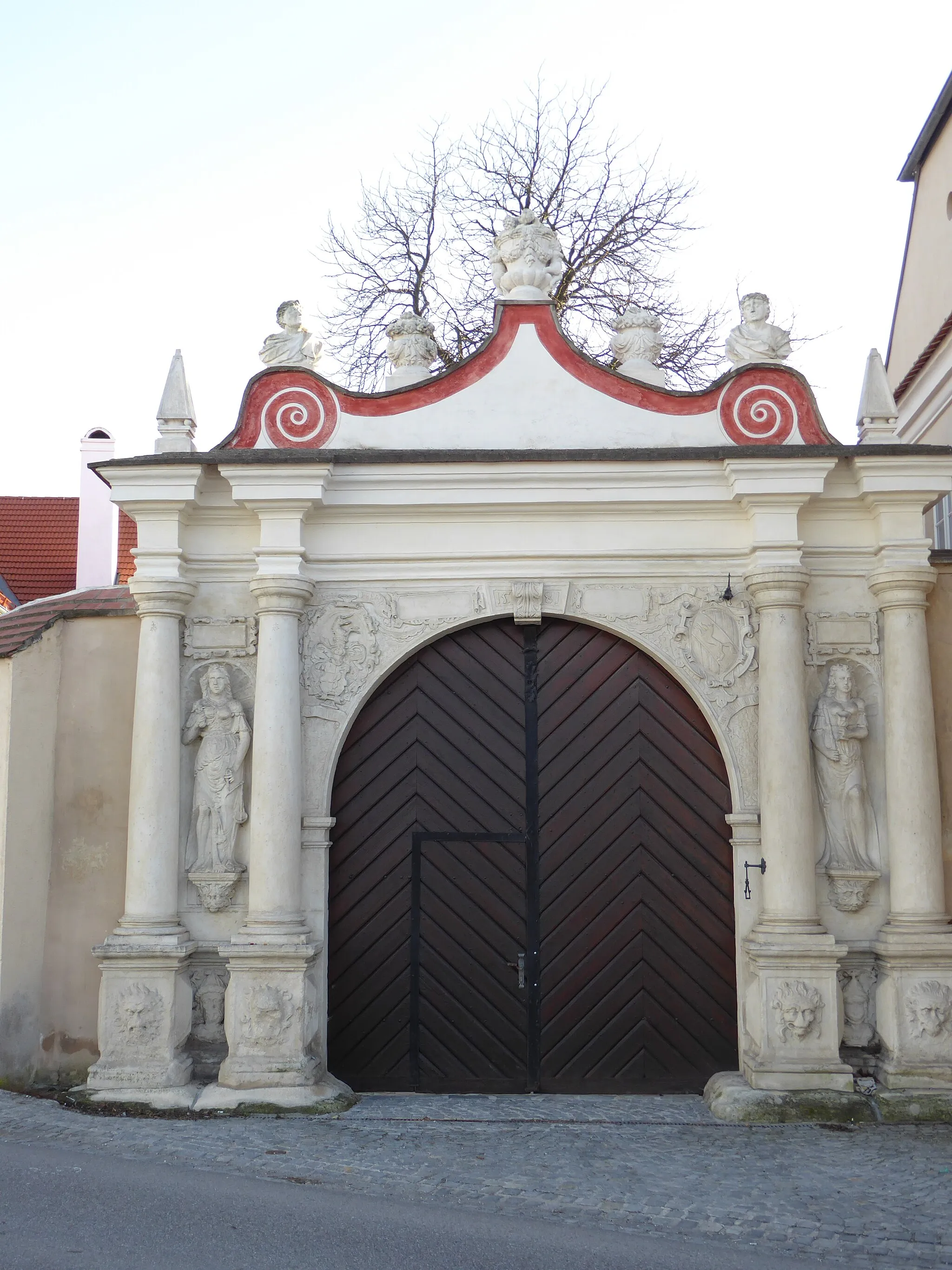 Photo showing: Janaburg, Südtirolerplatz 5, Mautern an der Donau, Niederösterreich

This media shows the protected monument with the number 85383 in Austria. (Commons, de, Wikidata)