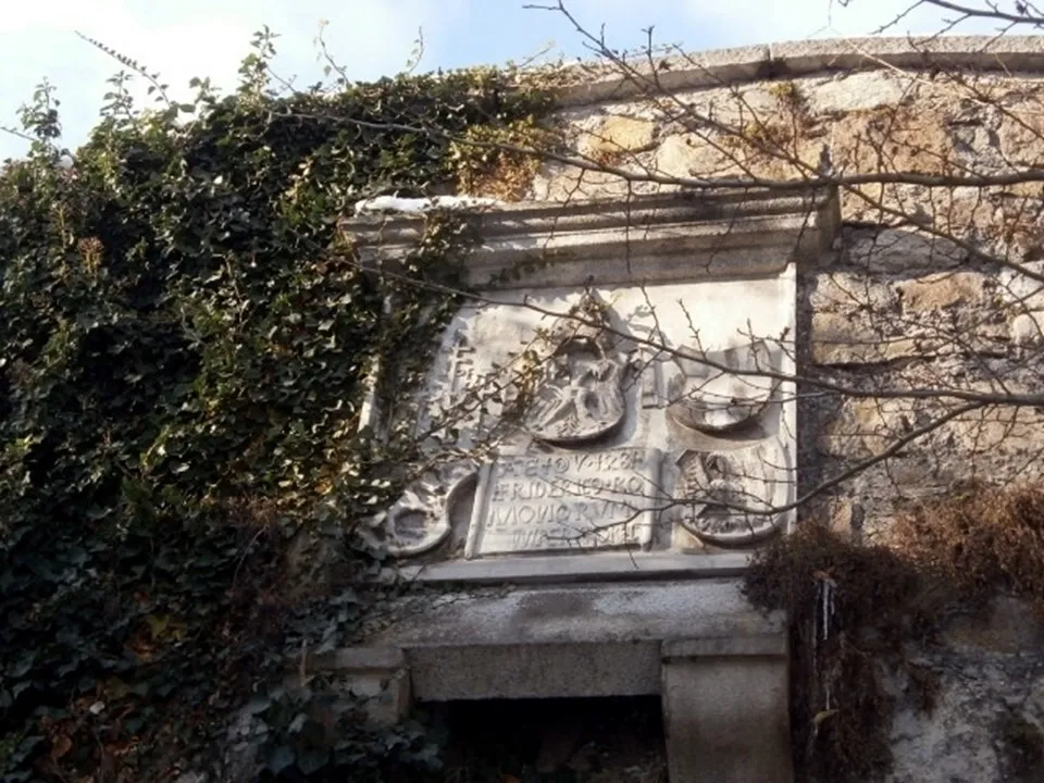 Photo showing: Der Wappenstein auf dem Friedrichstor im Linzer Schloss