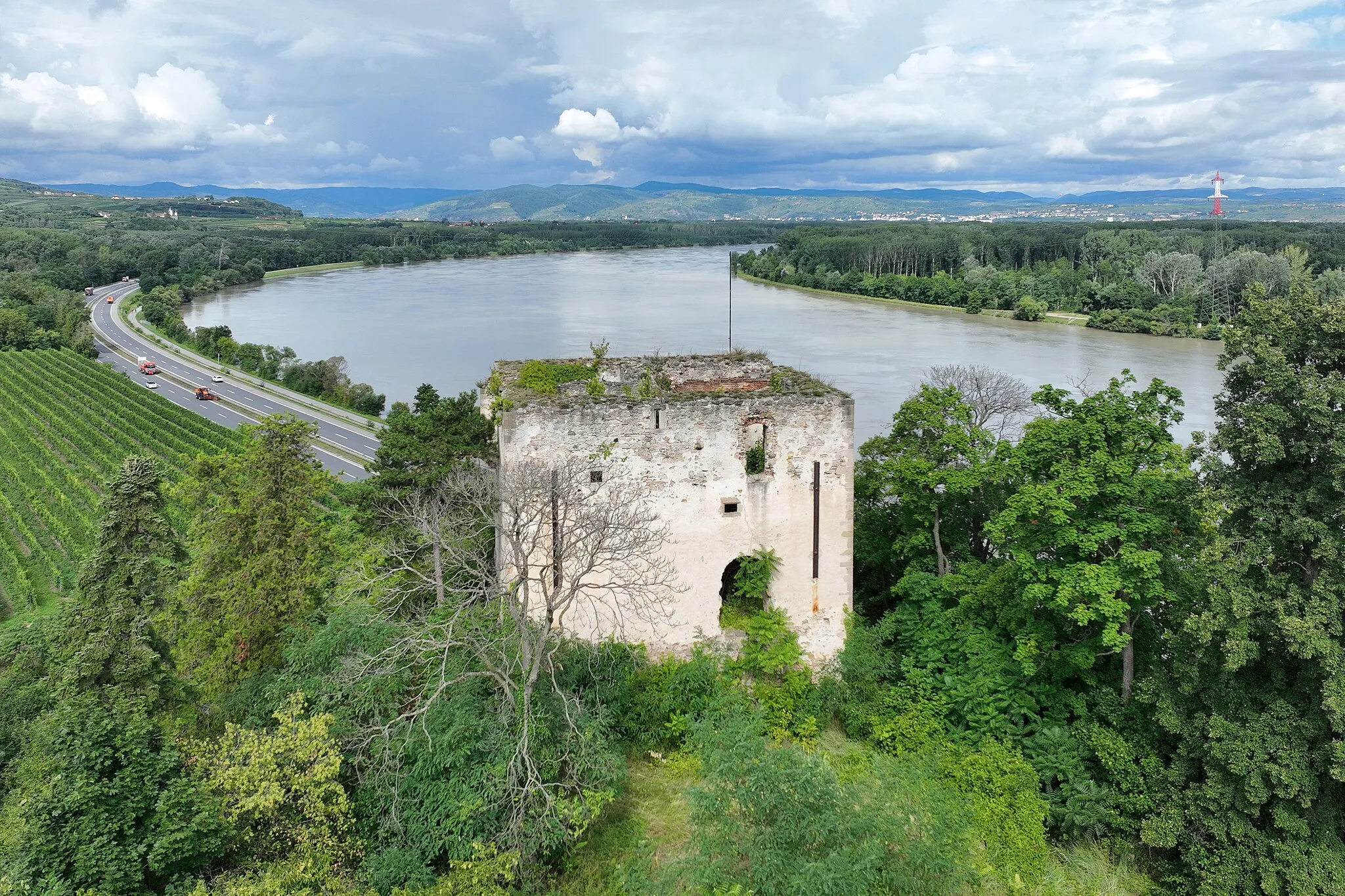 Photo showing: East view of Bertholdstein ruins in Hollenburg, Lower Austria.