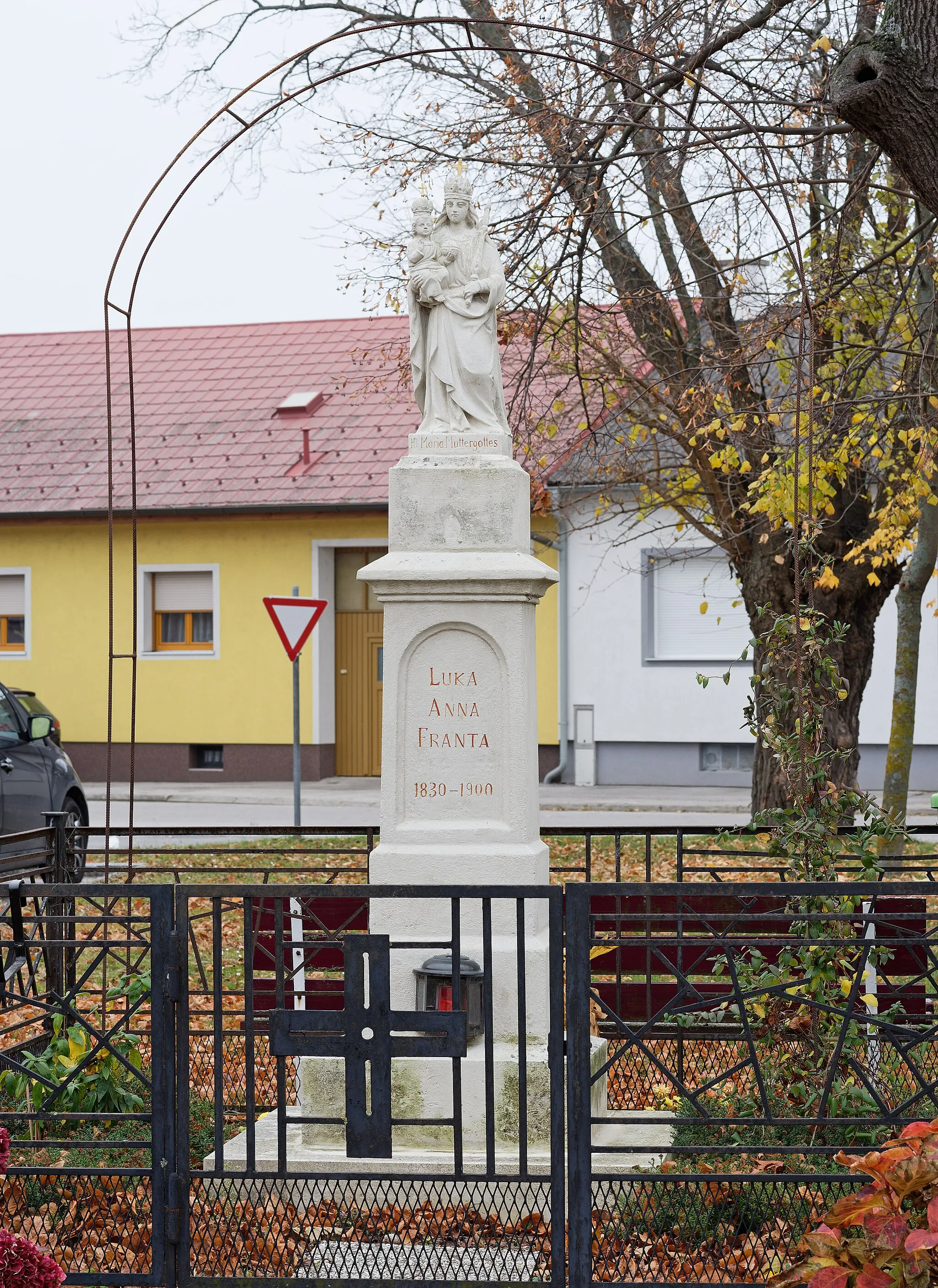 Photo showing: Virgin Mary statue at Leithaprodersdorf, Burgenland, Austria