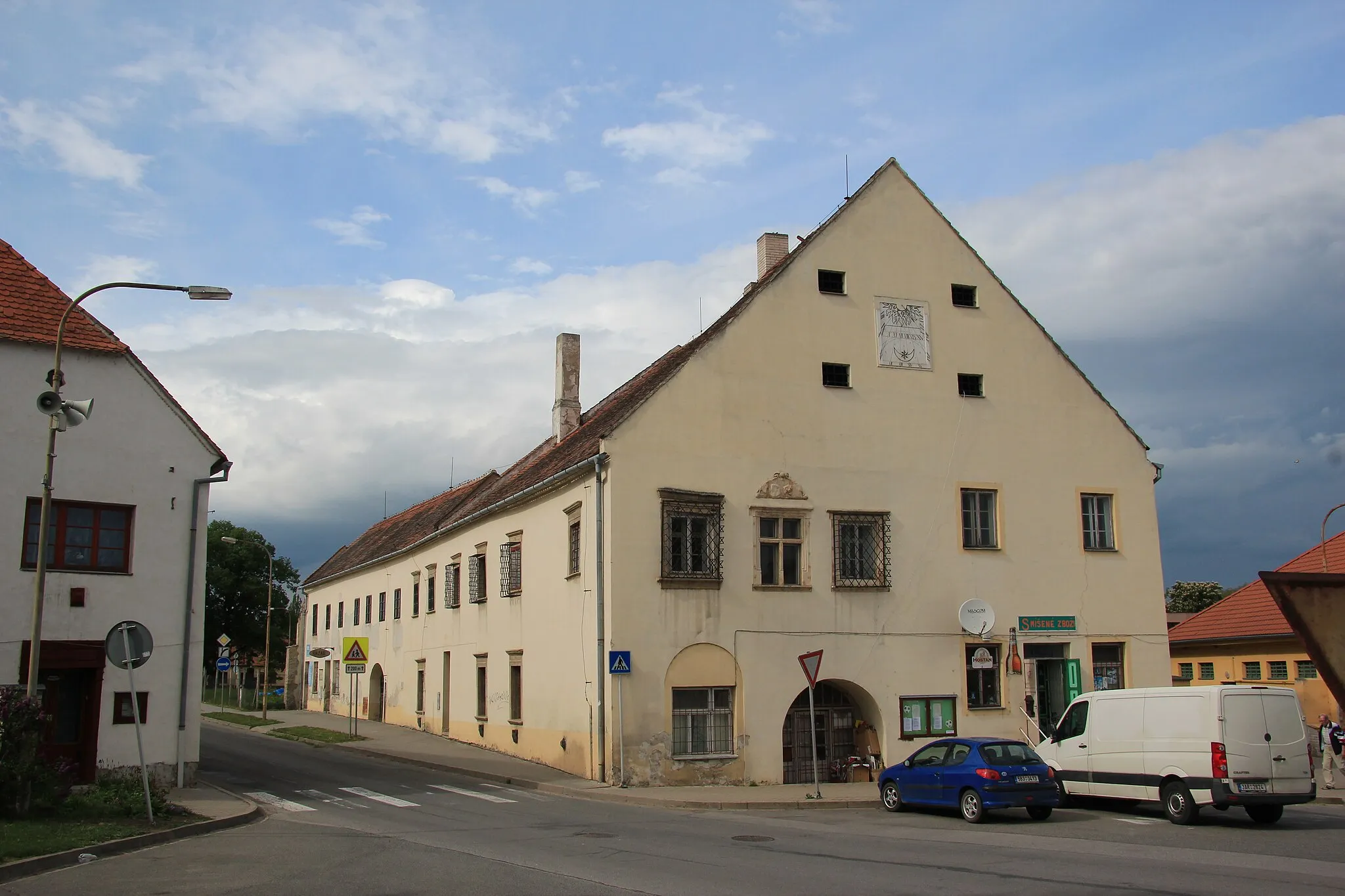 Photo showing: Gebäude am Hauptplatz von Hostěradice, Südmähren