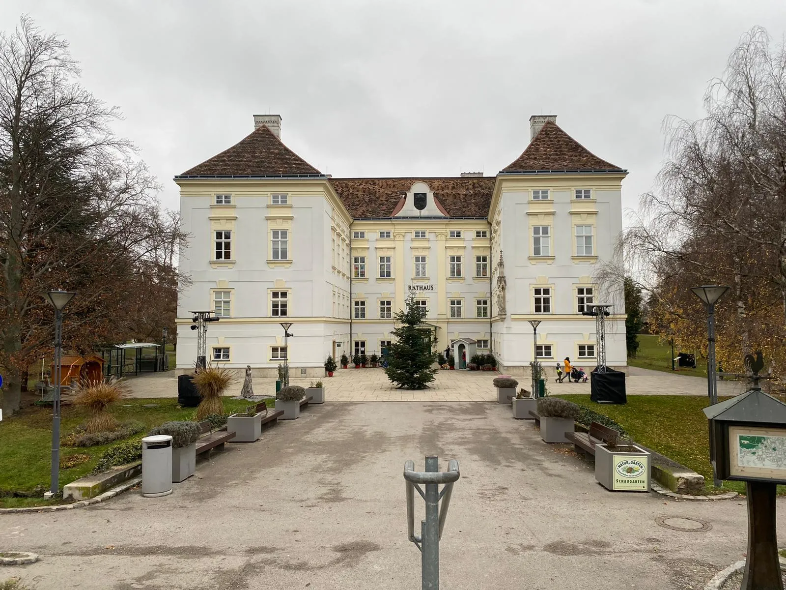 Photo showing: Das Rathaus (Schloss Vöslau) im Schlosspark von Bad Vöslau.