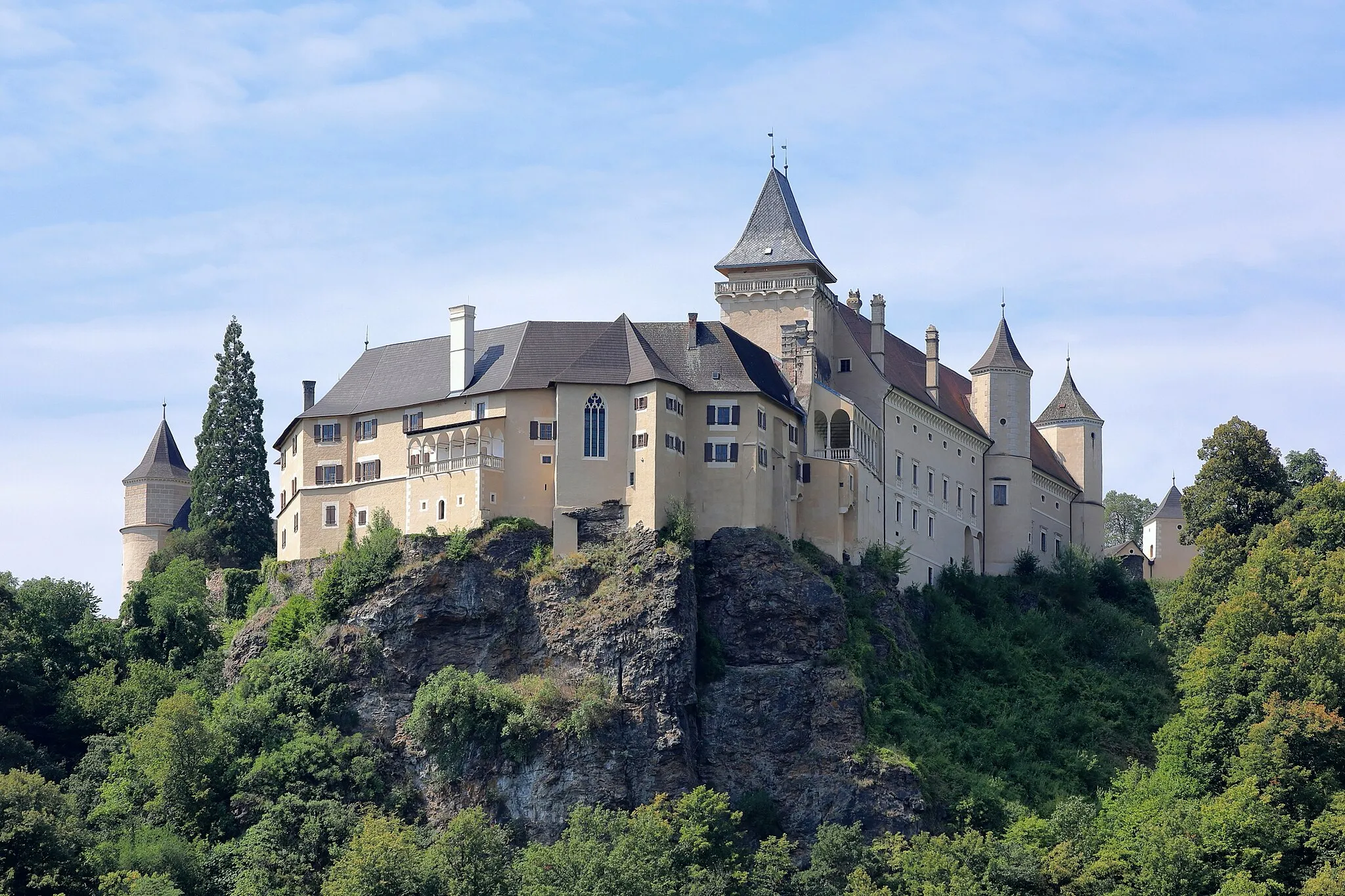 Photo showing: Northeast view of Rosenburg Castle in Lower Austria.