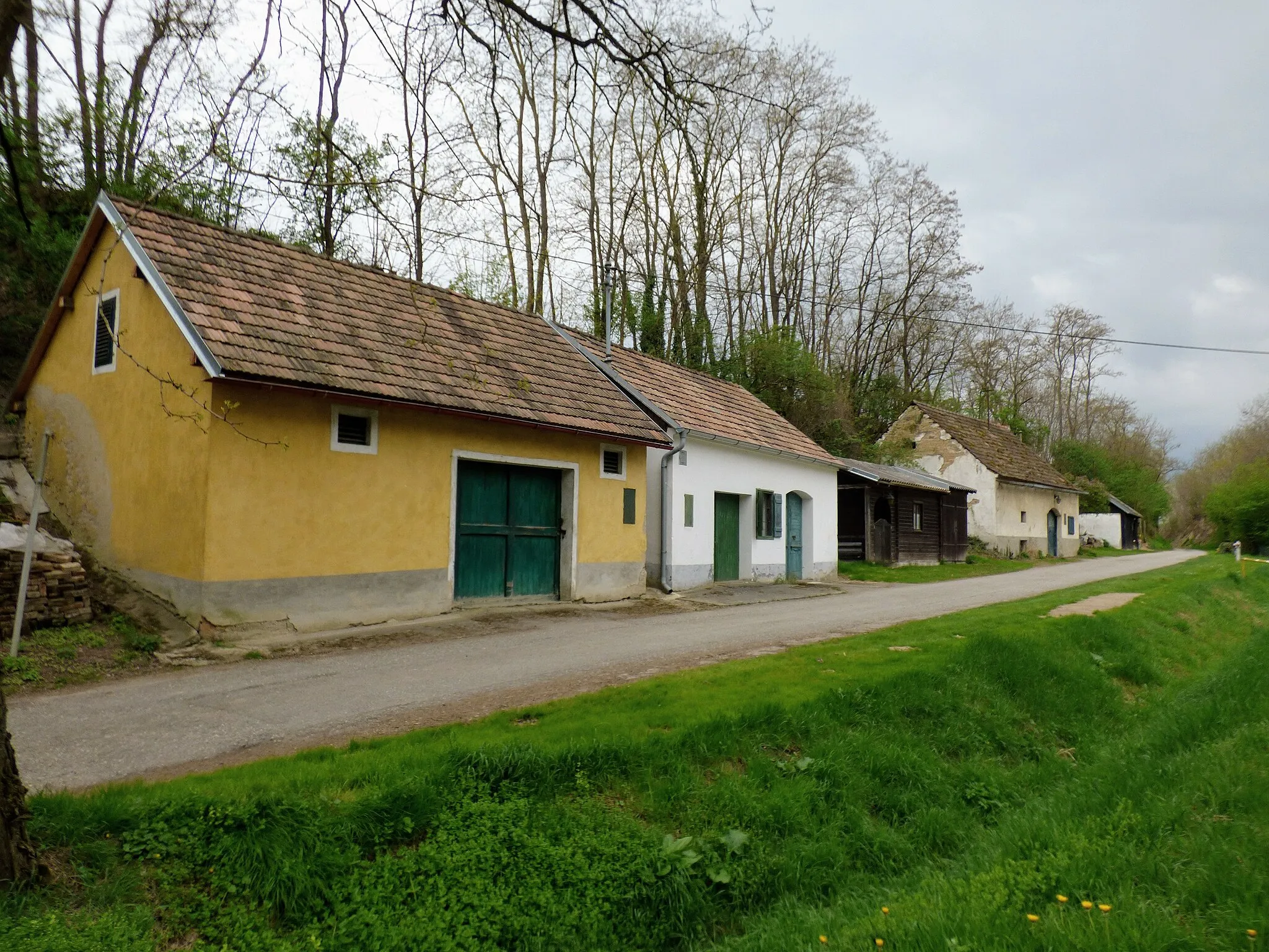 Photo showing: Kellergasse am nordwestlichen Ortsrand von Engelmannsbrunn (Gemeinde Kirchberg am Wagram, Niederösterreich)