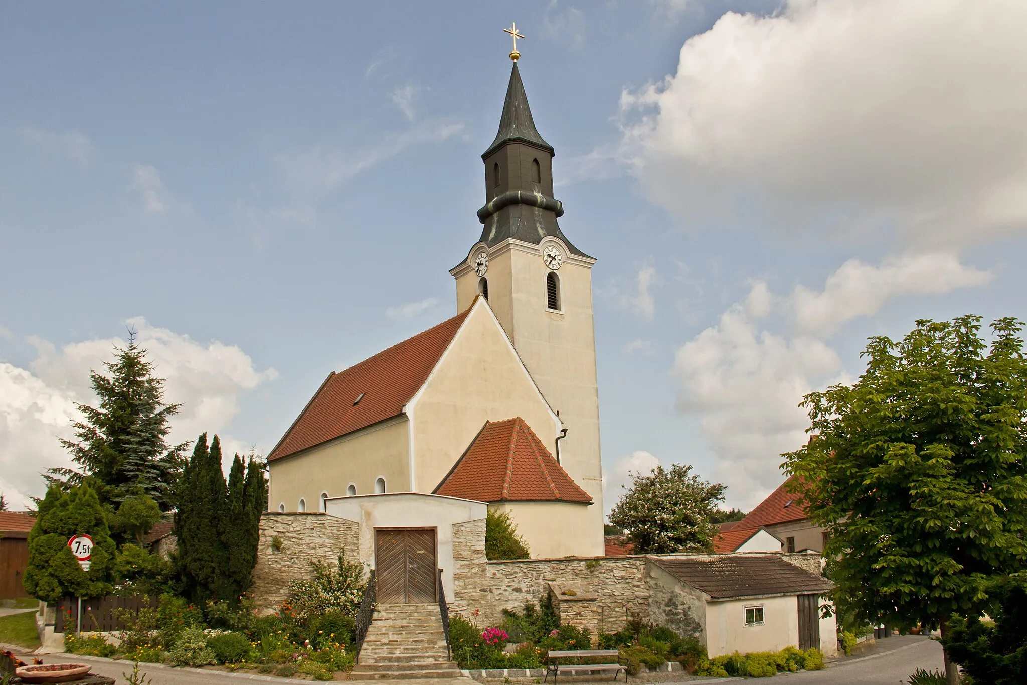 Photo showing: Der ursprünglich romanische Bau wurde im 15. Jahrhundert gotisiert und 1666 barockisiert. Die Kirche ist von einem ehemaligen Friedhof und einer Bruchsteinmauer umgeben.