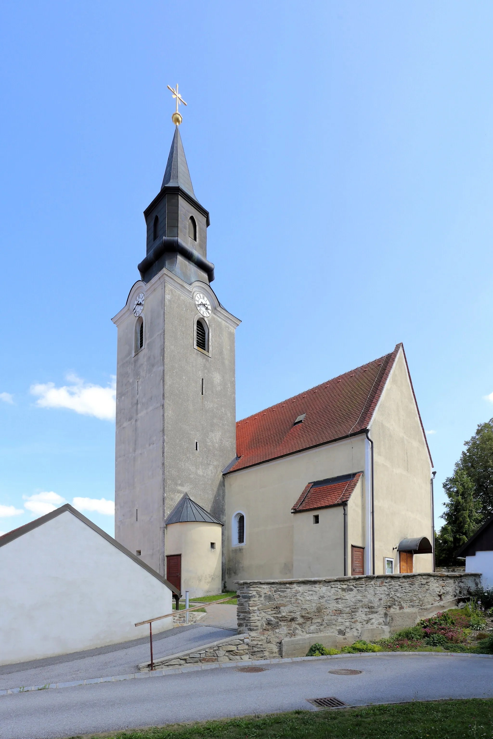 Photo showing: Katholische Pfarrkirche hl. Laurentius in Dietmannsdorf, ein Ortsteil der niederösterreichischen Gemeinde Brunn an der Wild. Der ursprünglich romanische Bau wurde im 15. Jahrhundert gotisiert und 1666 barockisiert.