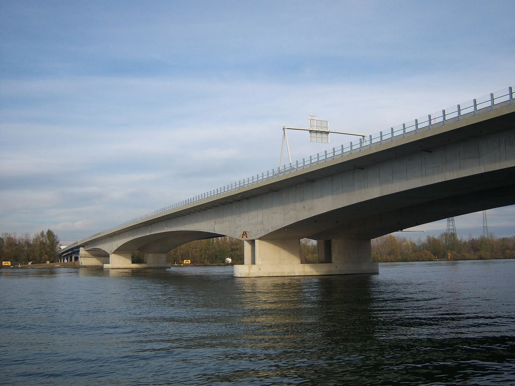 Photo showing: Blick vom südlichen Donauufer auf die Donaubrücke Traismauer Stromabwärts
