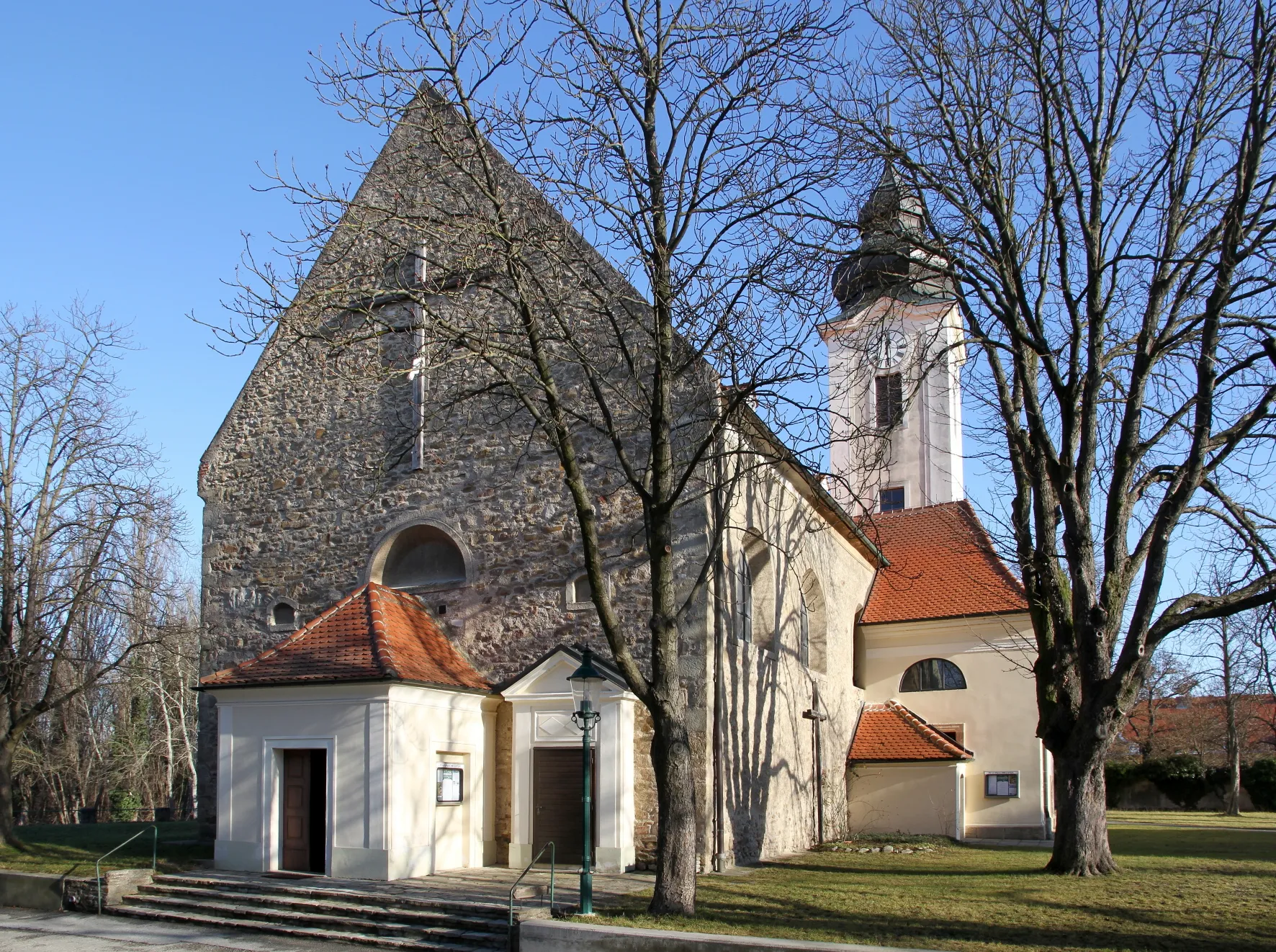 Photo showing: Westansicht der katholischen Pfarrkirche hl. Stephan in der niederösterreichischen Marktgemeinde Zwentendorf an der Donau.