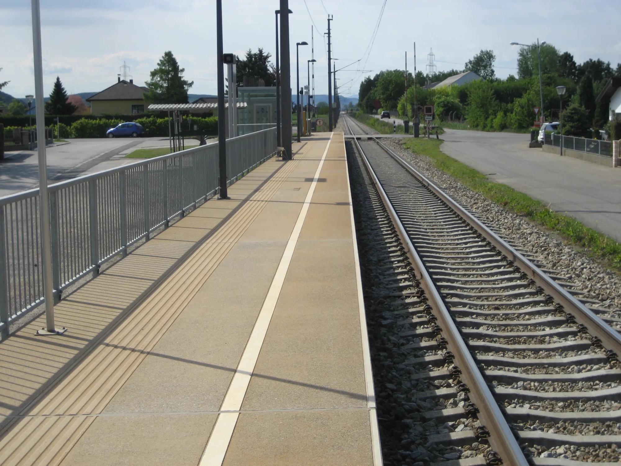 Photo showing: Trasdorf train station in Lower Austria